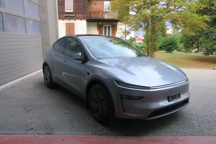 TESLA Model Y Long Range Premium AWD-image-2