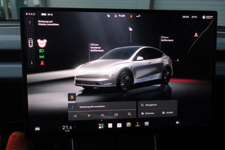 TESLA Model Y Long Range Premium AWD-image-11