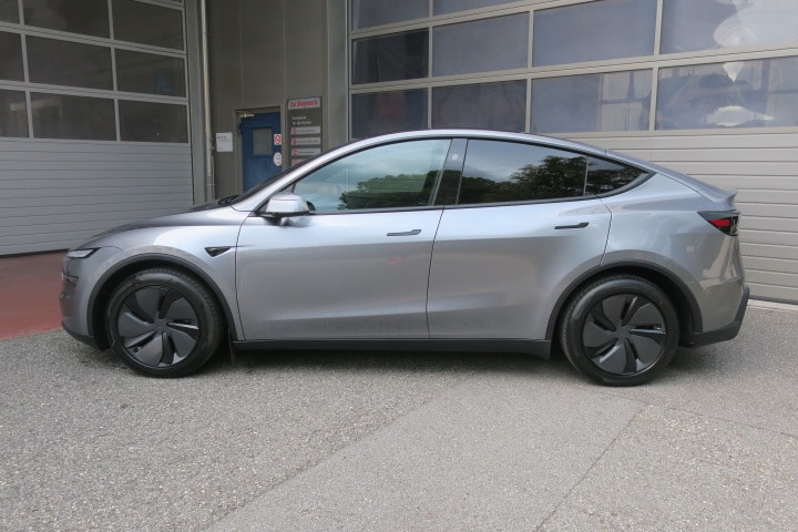 TESLA Model Y Long Range Premium AWD-image-3