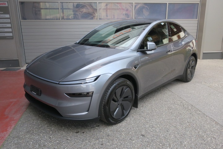 TESLA Model Y Long Range Premium AWD-image-0