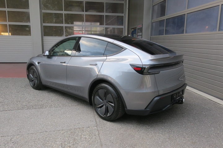 TESLA Model Y Long Range Premium AWD-image-4