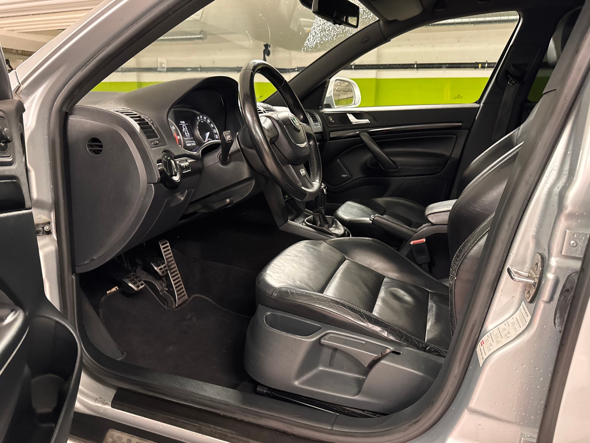 SKODA Octavia Combi 2.0 TSI RS-image-11