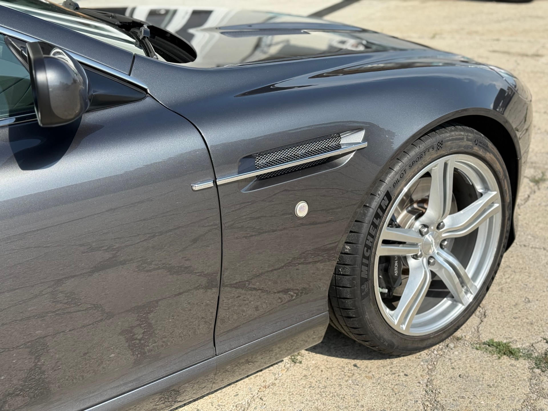 ASTON MARTIN 5.9 V12-image-6