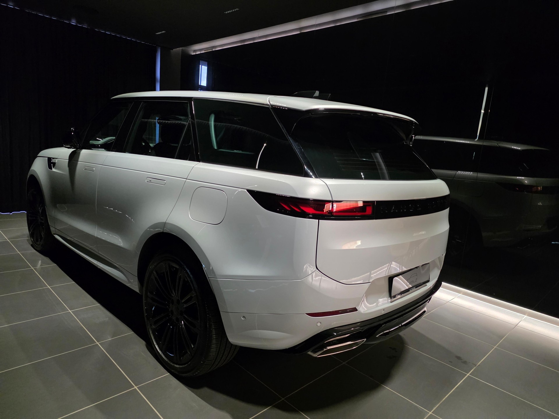 LAND ROVER Range Rover Sport 3.0 I6 P460e SE Dynamic-image-1