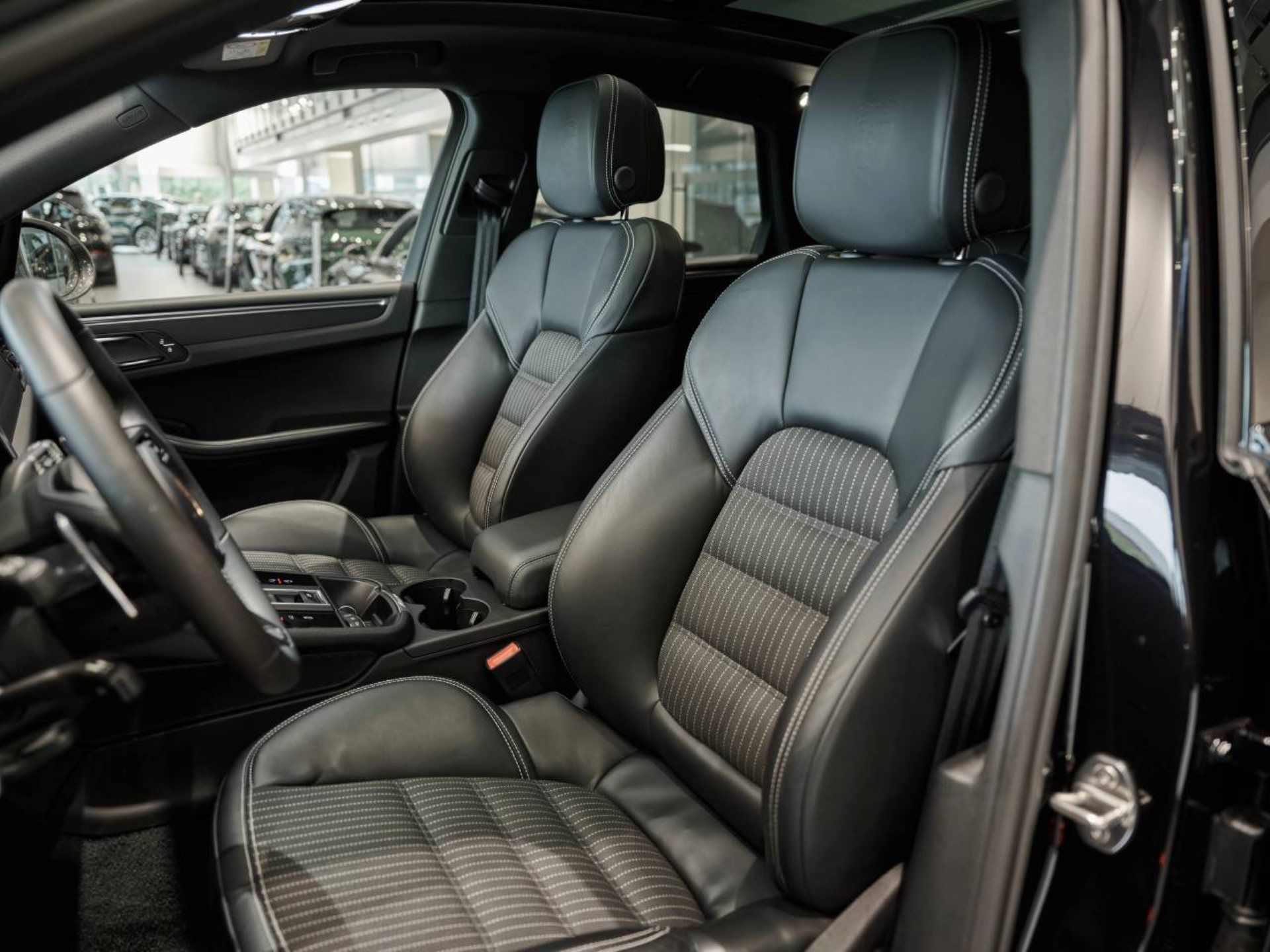 PORSCHE Macan T-image-4