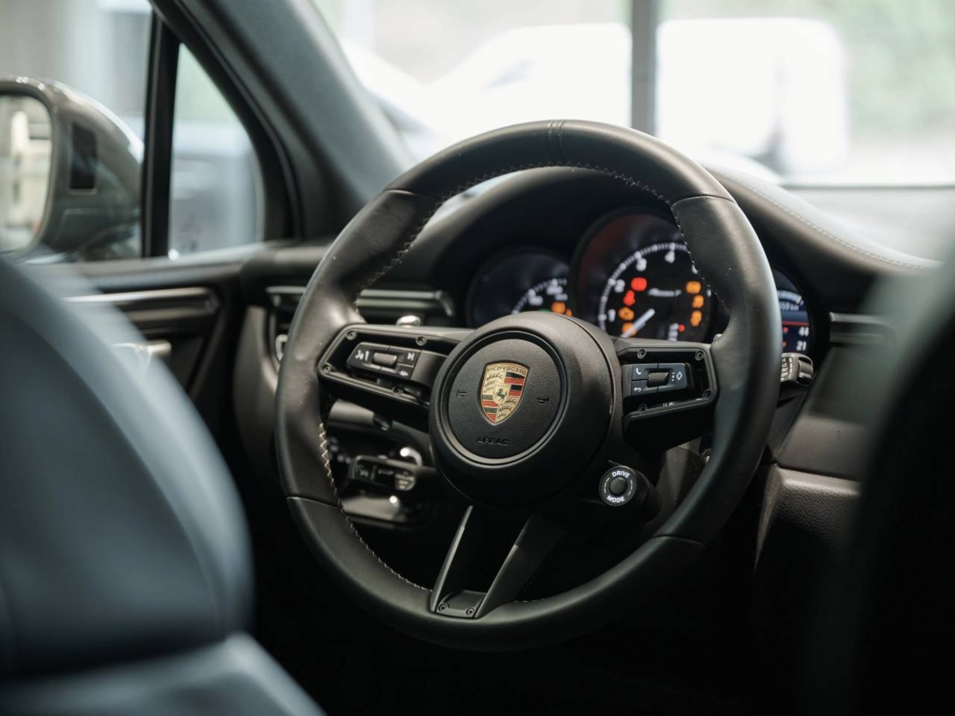 PORSCHE Macan T-image-13