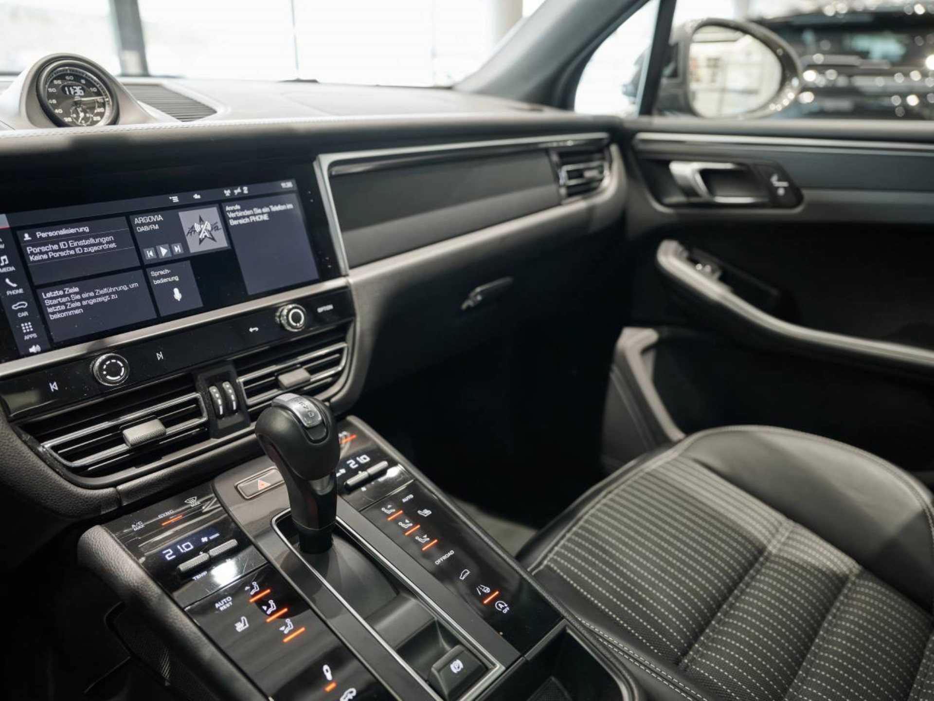 PORSCHE Macan T-image-16