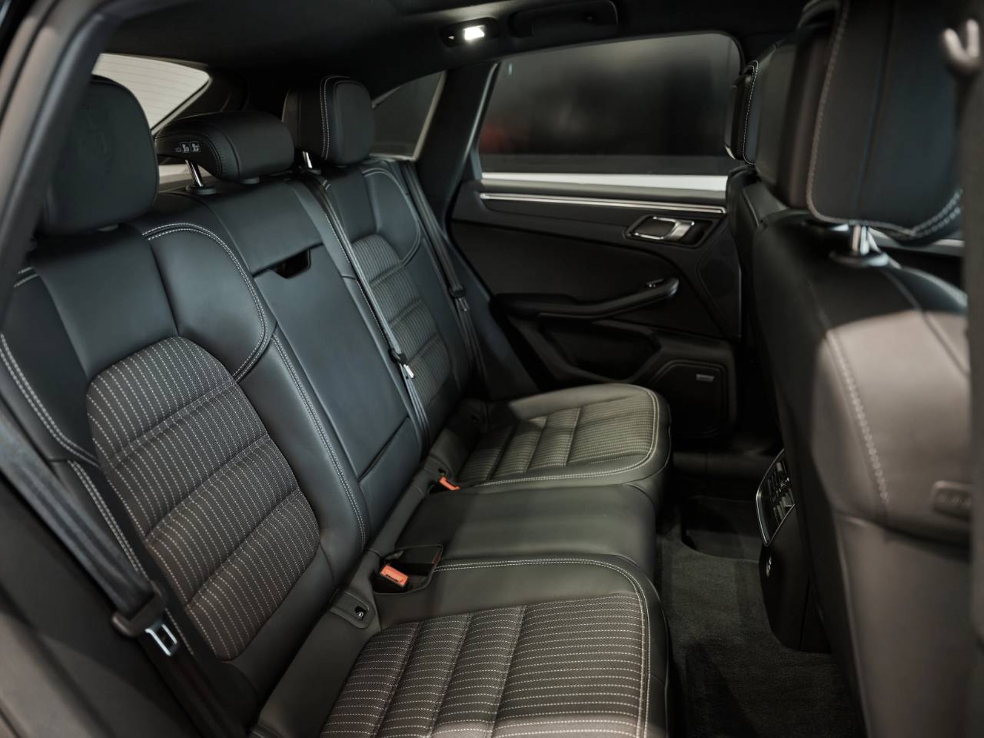 PORSCHE Macan T-image-18