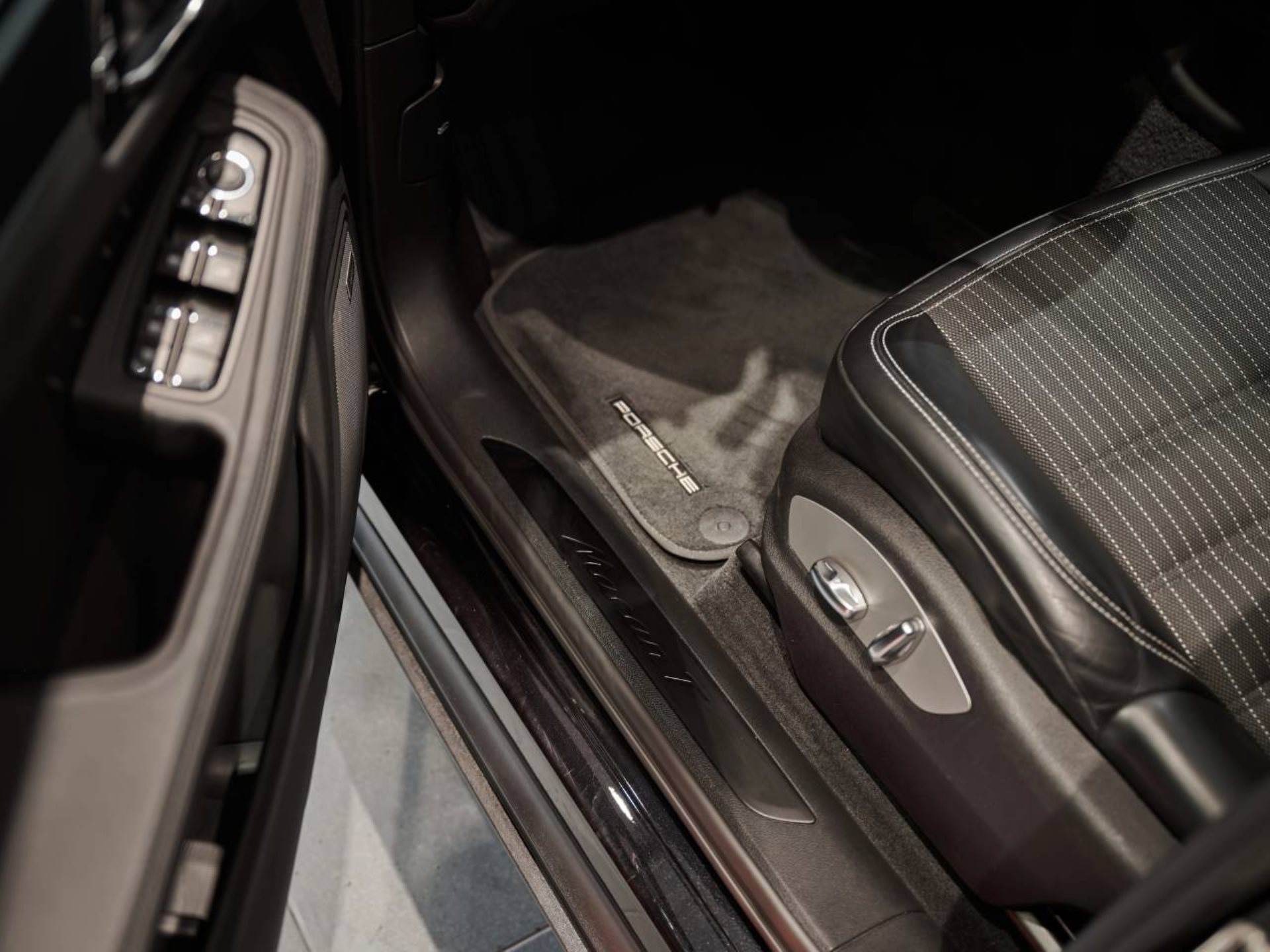 PORSCHE Macan T-image-20