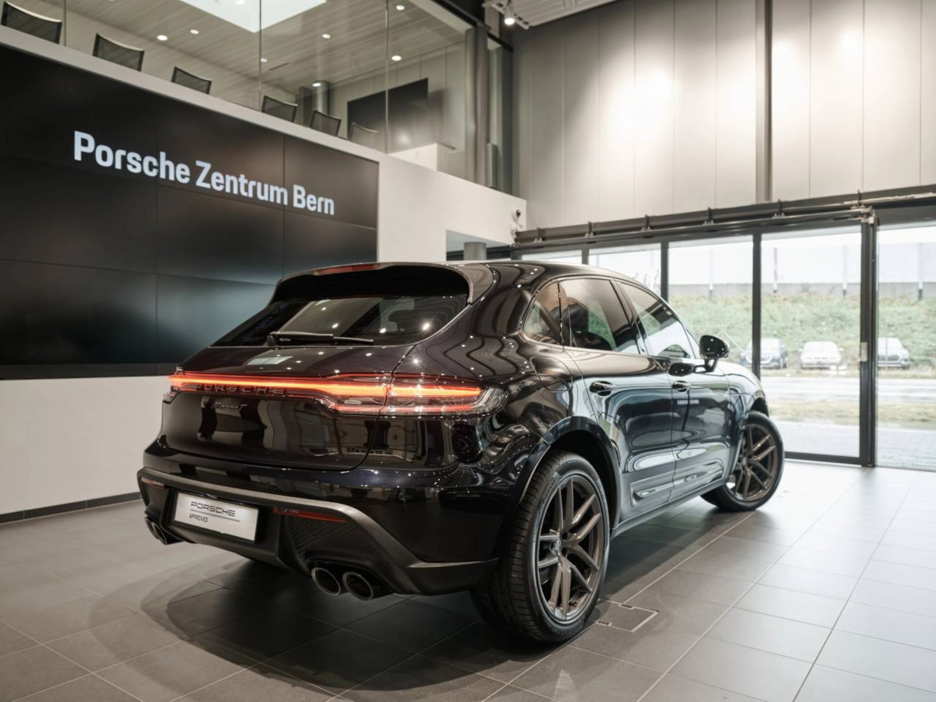 PORSCHE Macan T-showroom-element-2