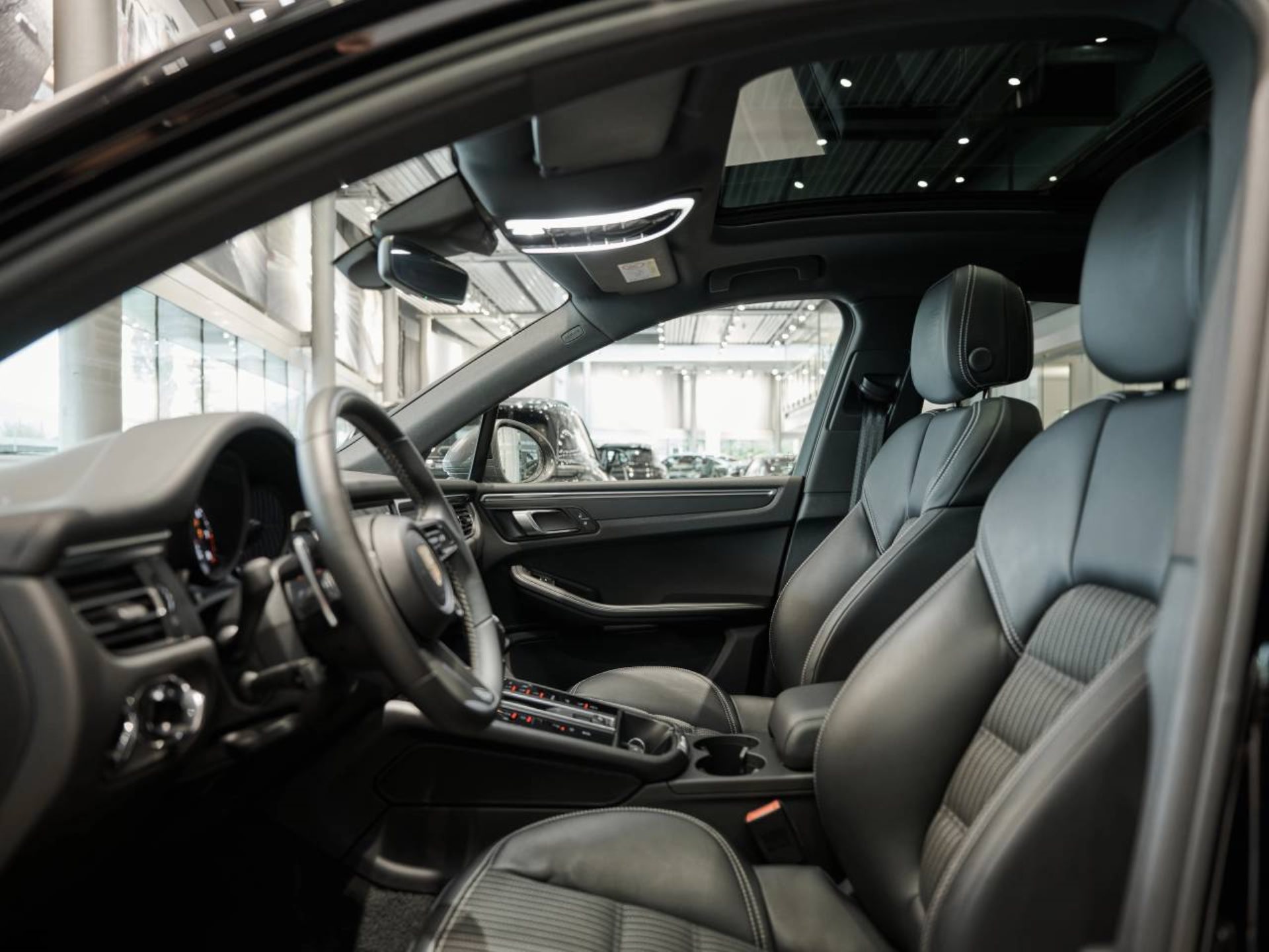 PORSCHE Macan T-showroom-element-3