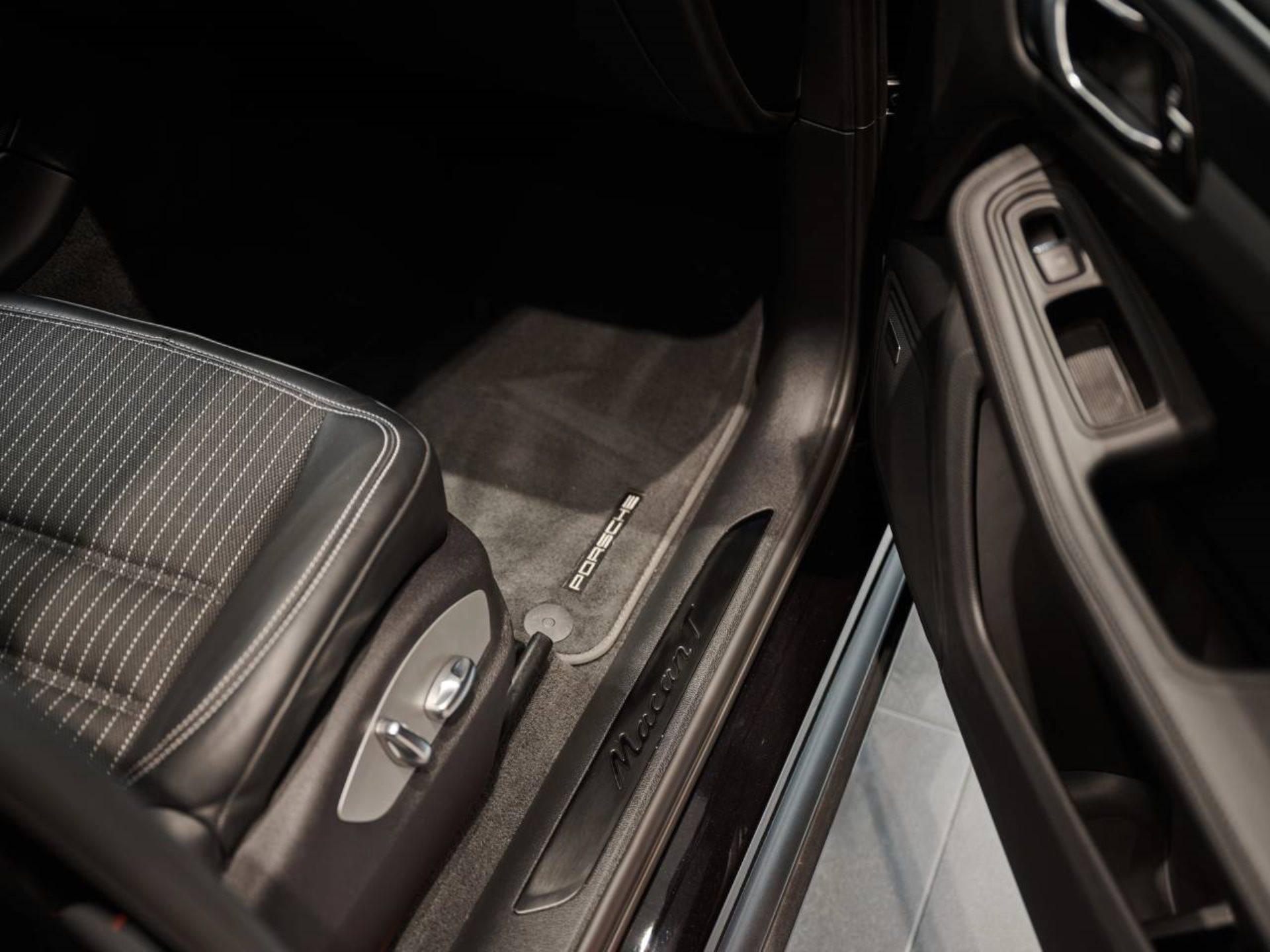 PORSCHE Macan T-image-22