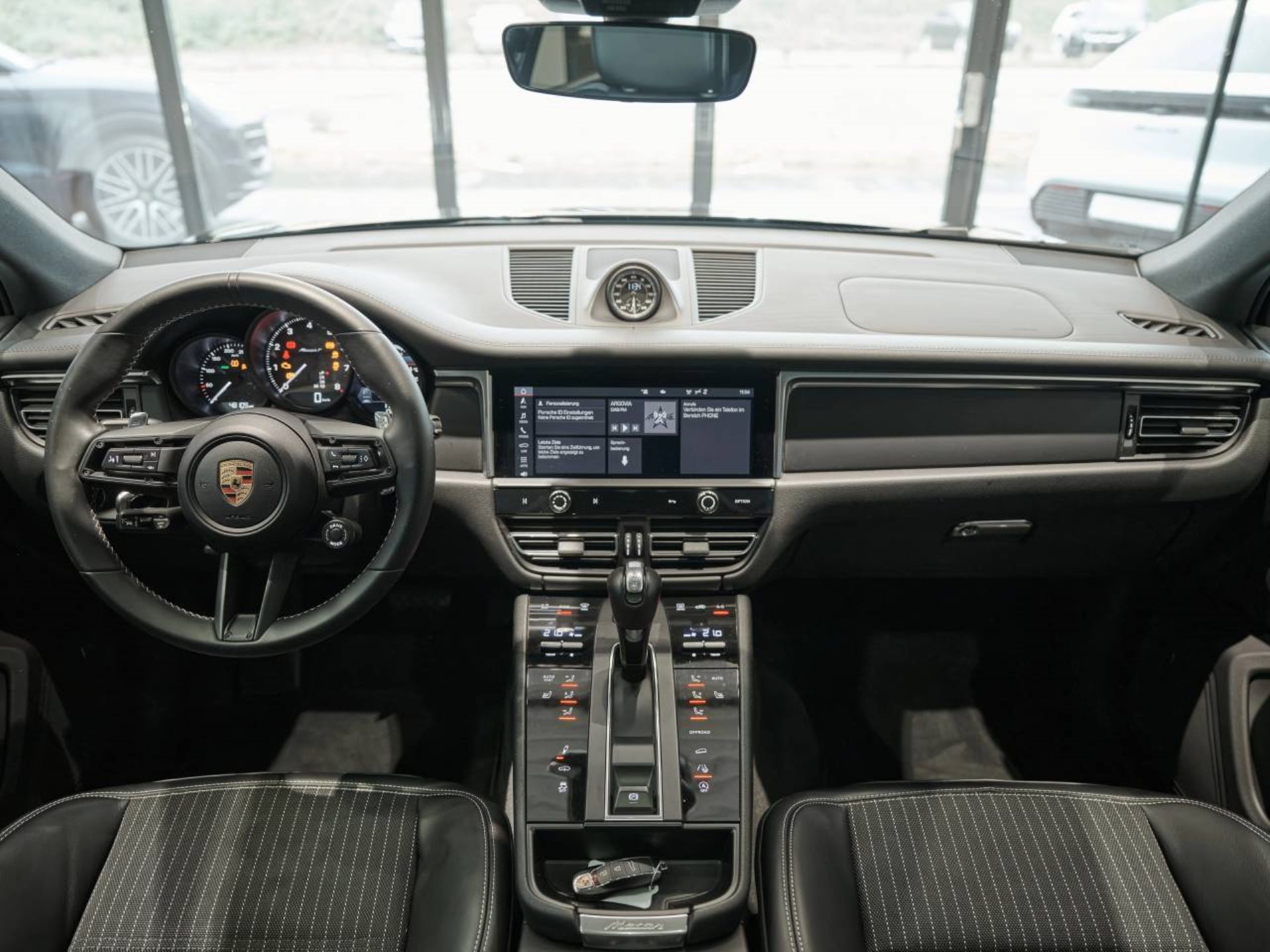 PORSCHE Macan T-image-15