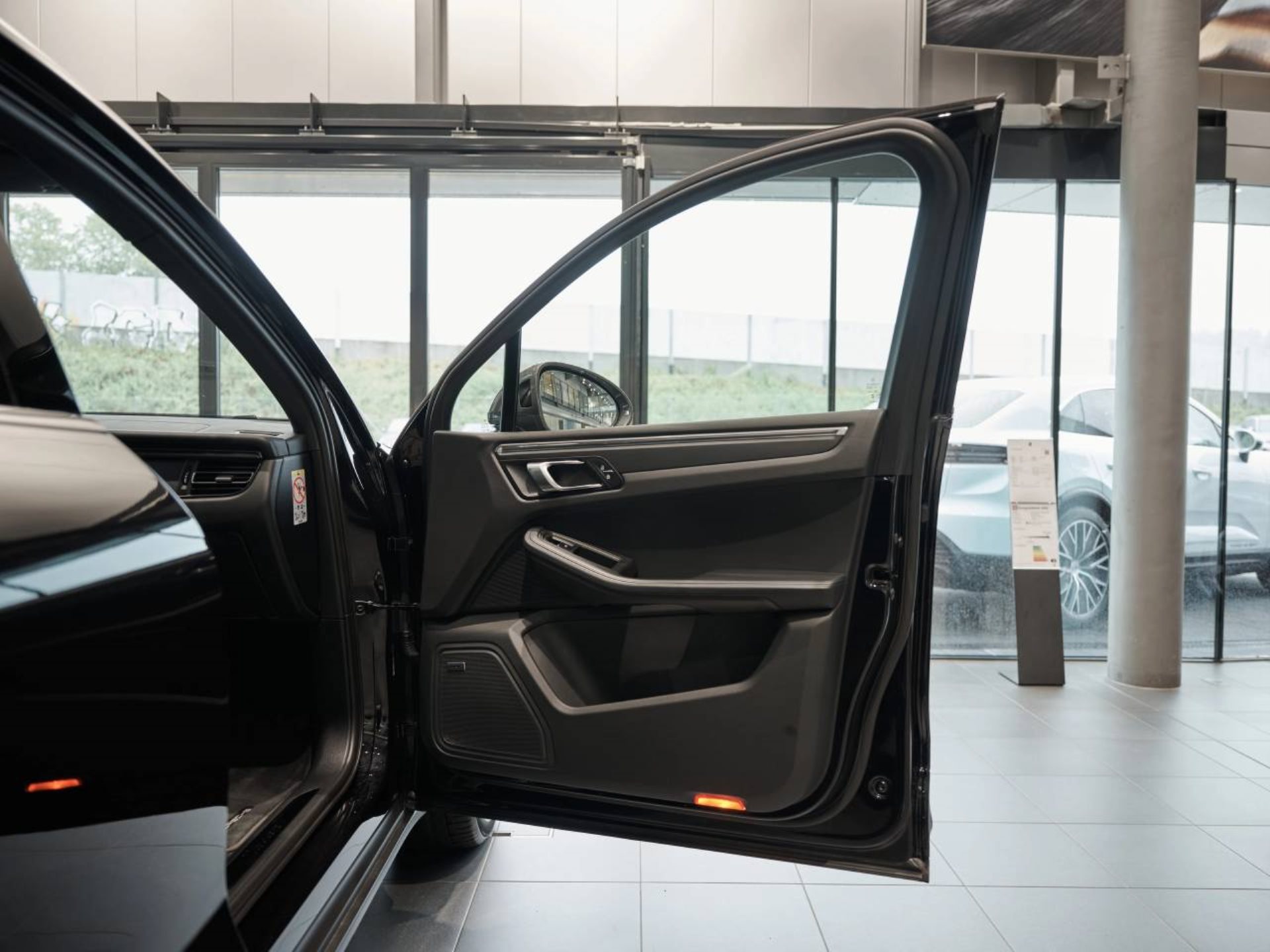 PORSCHE Macan T-image-21