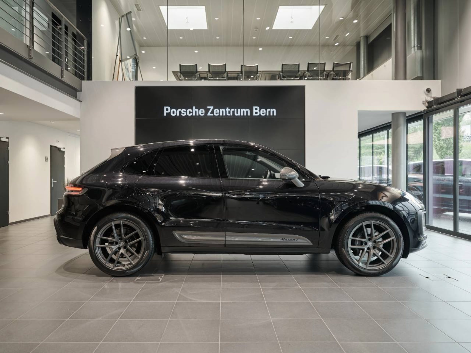 PORSCHE Macan T-showroom-element-1