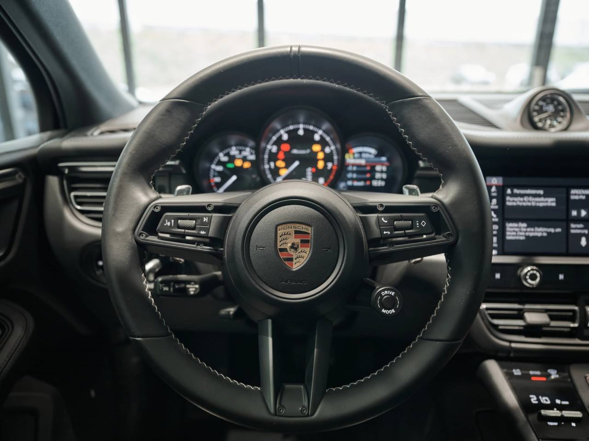 PORSCHE Macan T-image-12