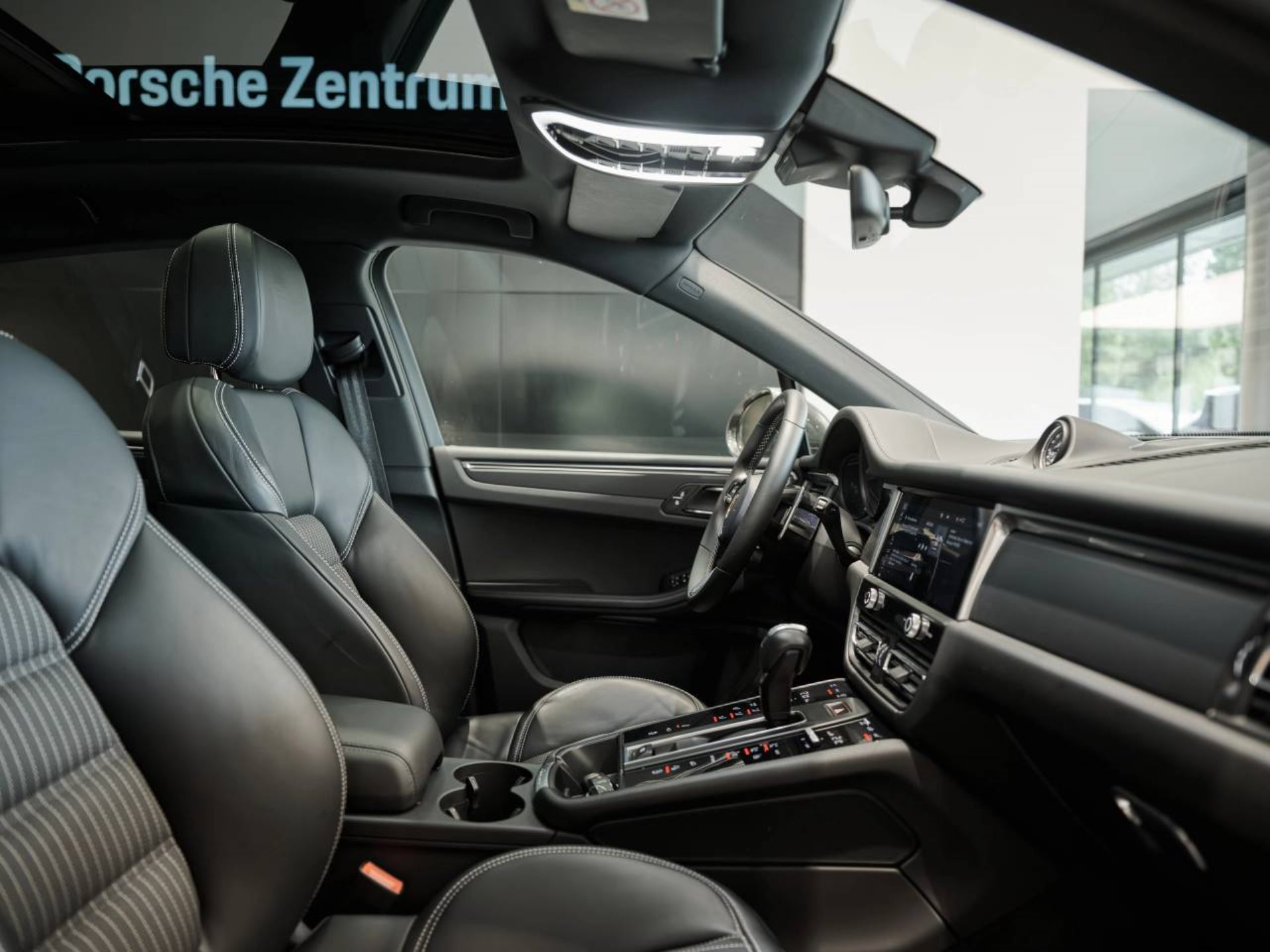 PORSCHE Macan T-image-17