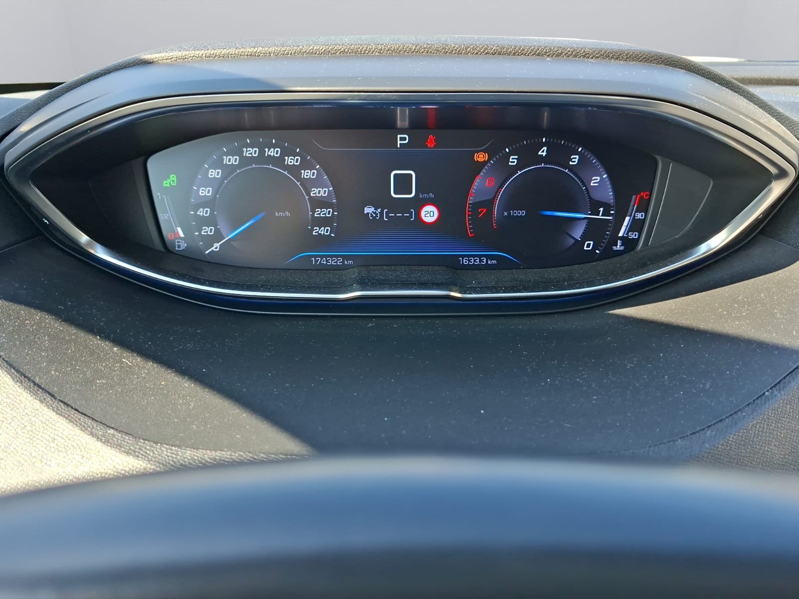 PEUGEOT 3008 1.2 PureTech Allure EAT-image-16