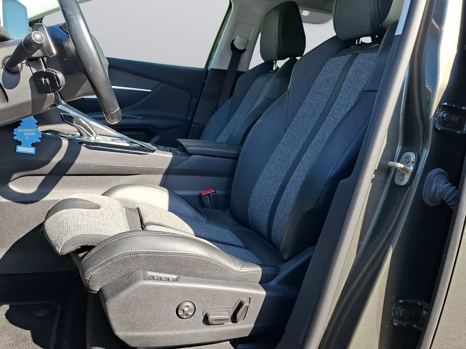 PEUGEOT 3008 1.2 PureTech Allure EAT-image-8