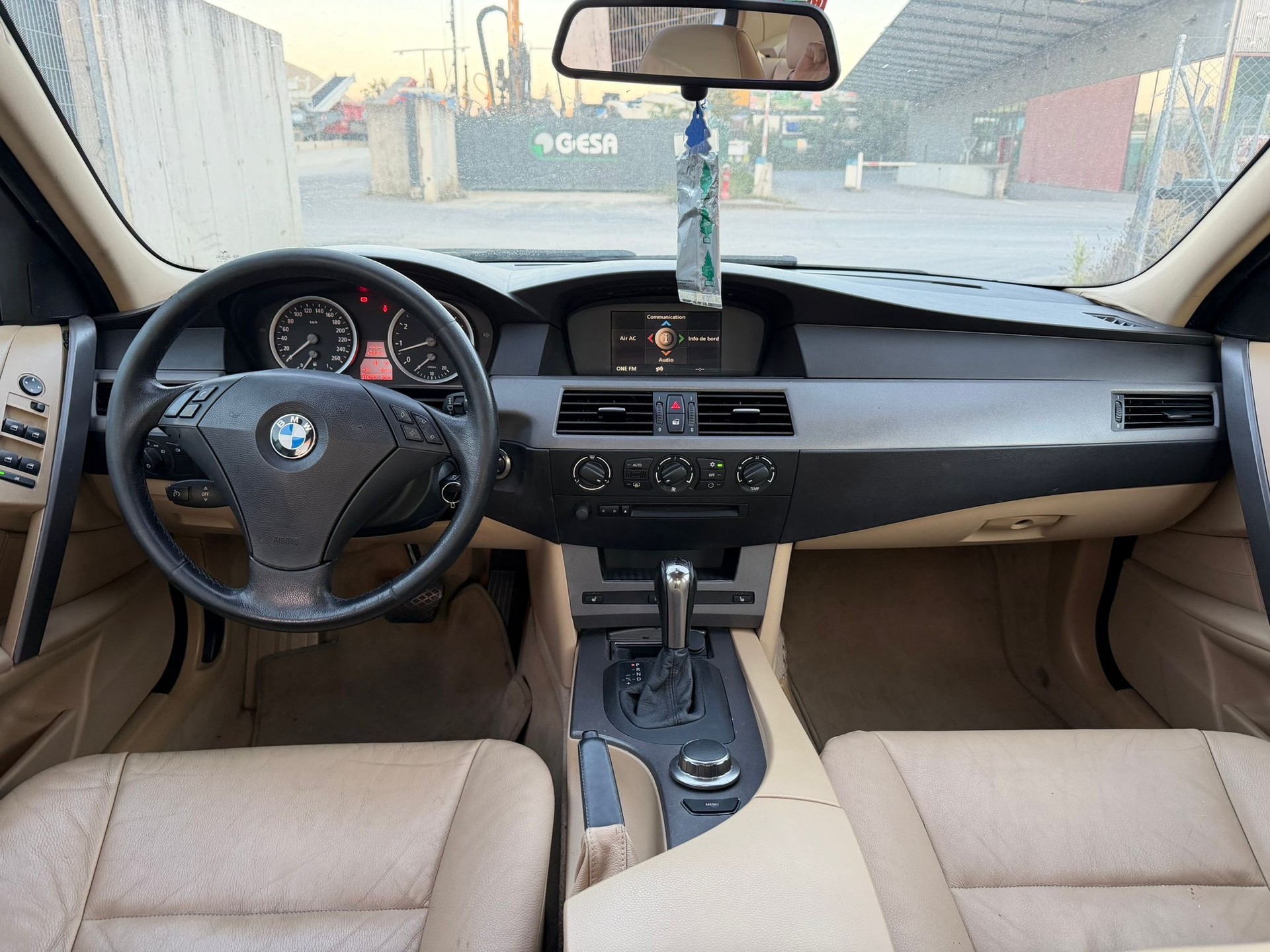 BMW 525xi-image-7