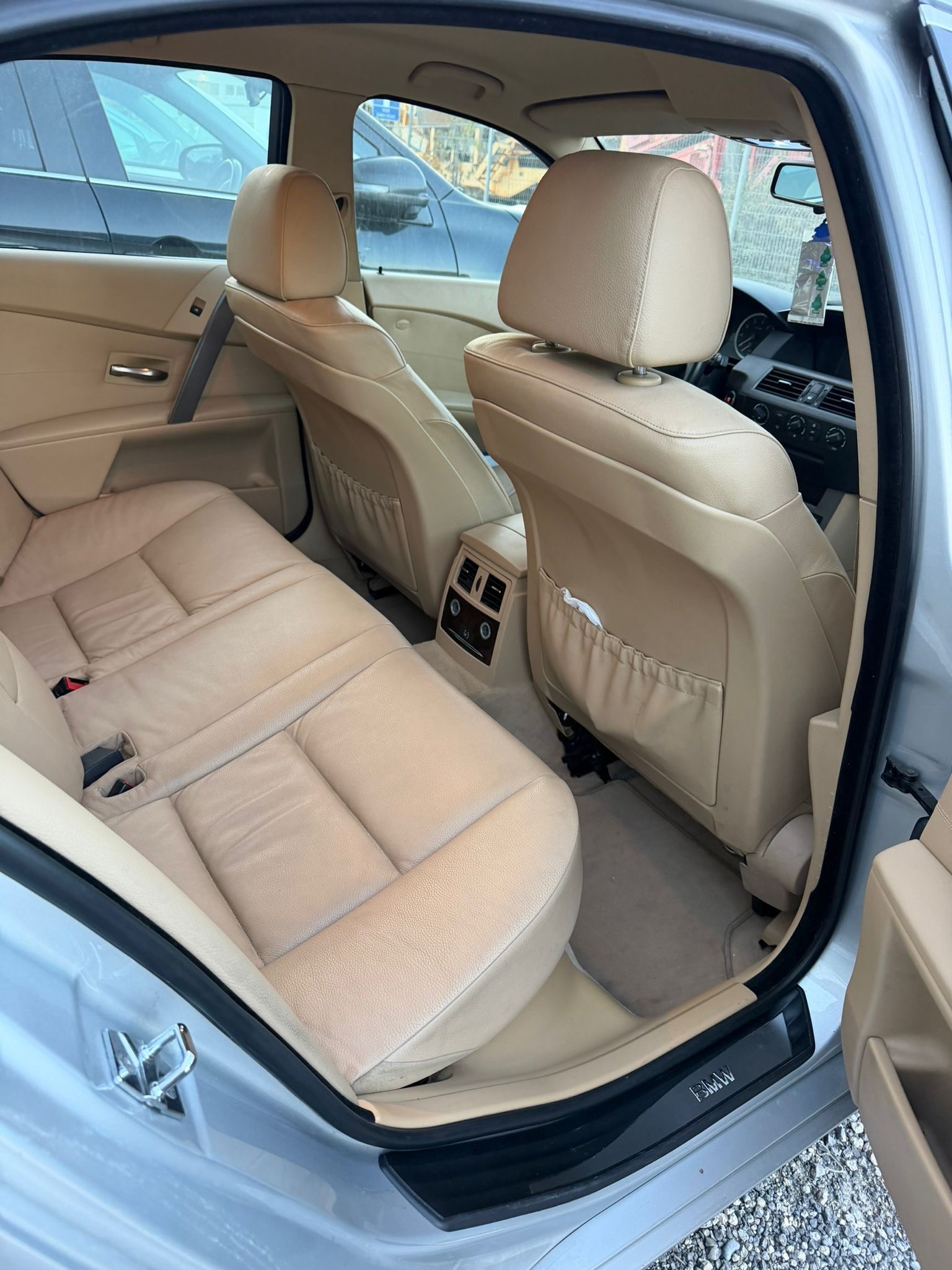 BMW 525xi-image-9