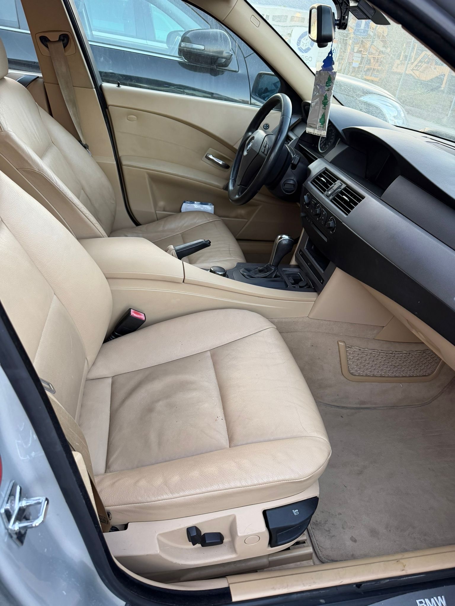 BMW 525xi-image-8