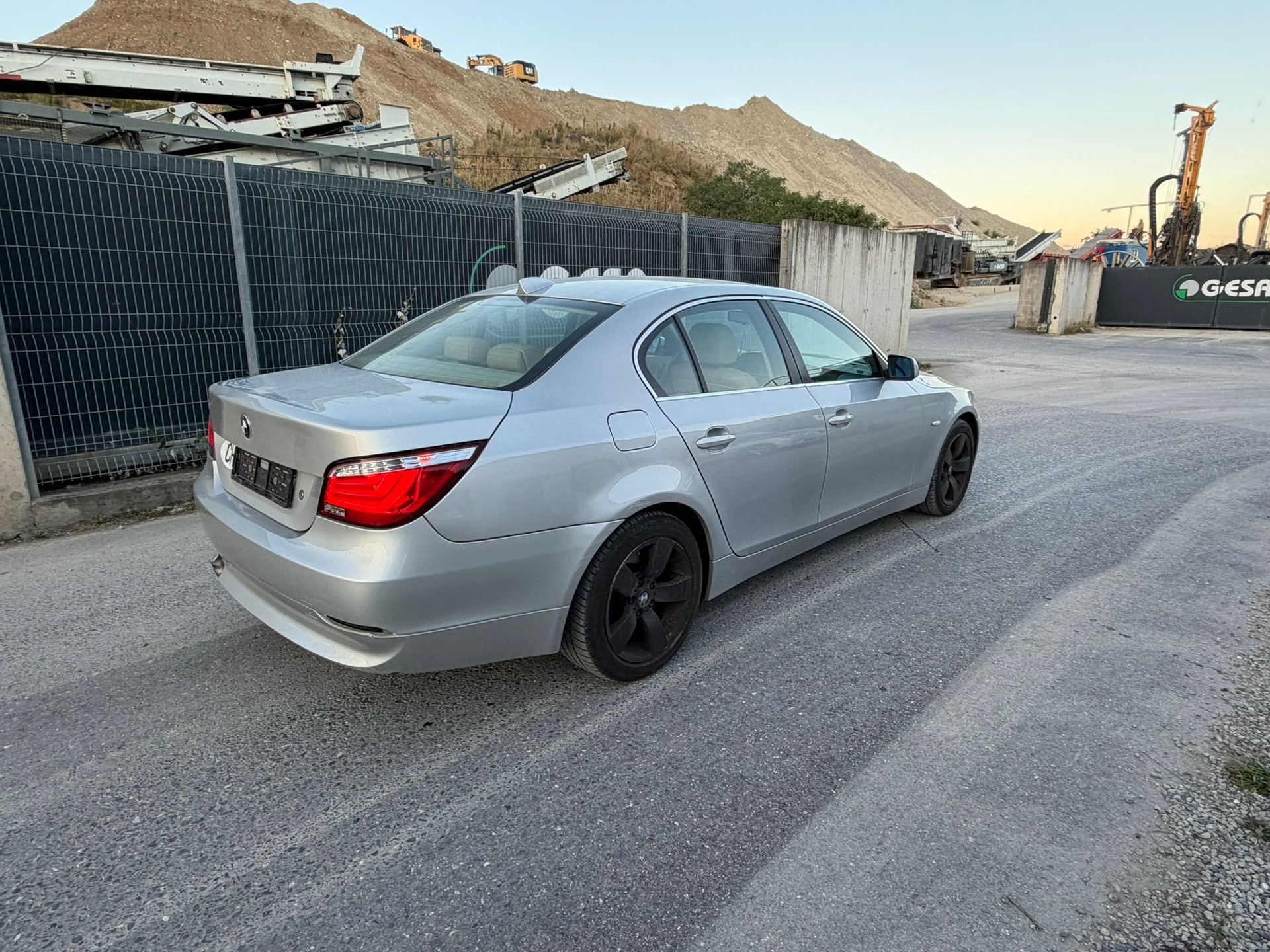 BMW 525xi-image-4