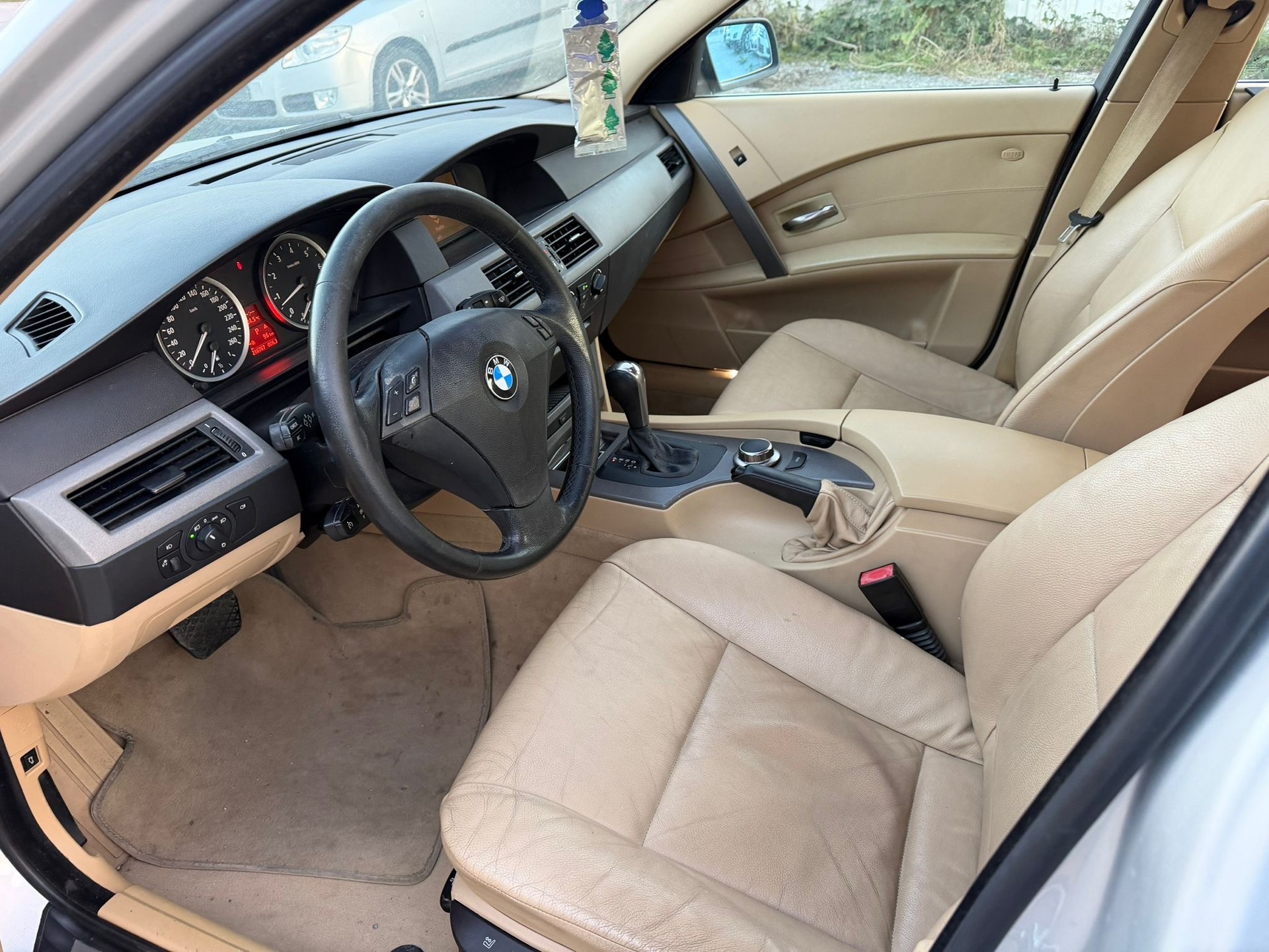 BMW 525xi-image-6