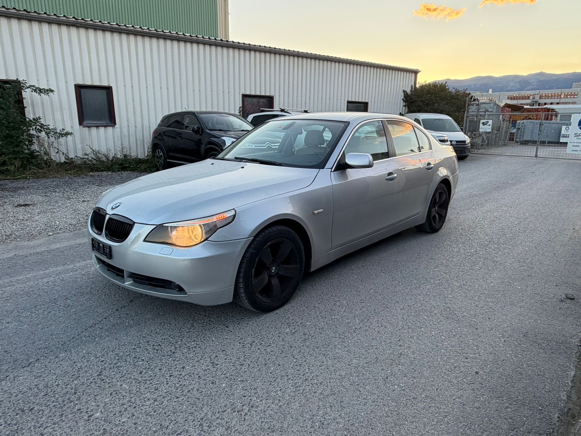 BMW 525xi-image-1