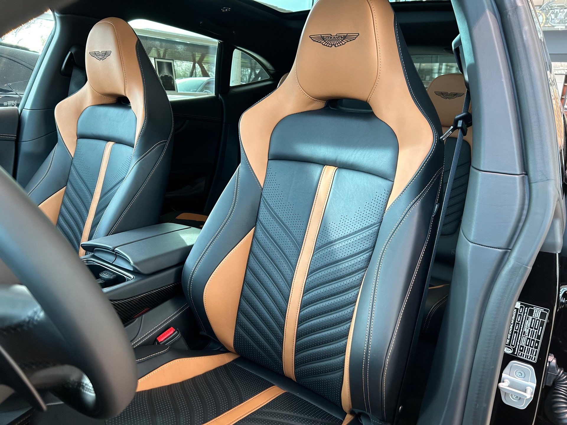 ASTON MARTIN DBX 707 4.0 V8 Bi-Turbo-image-15