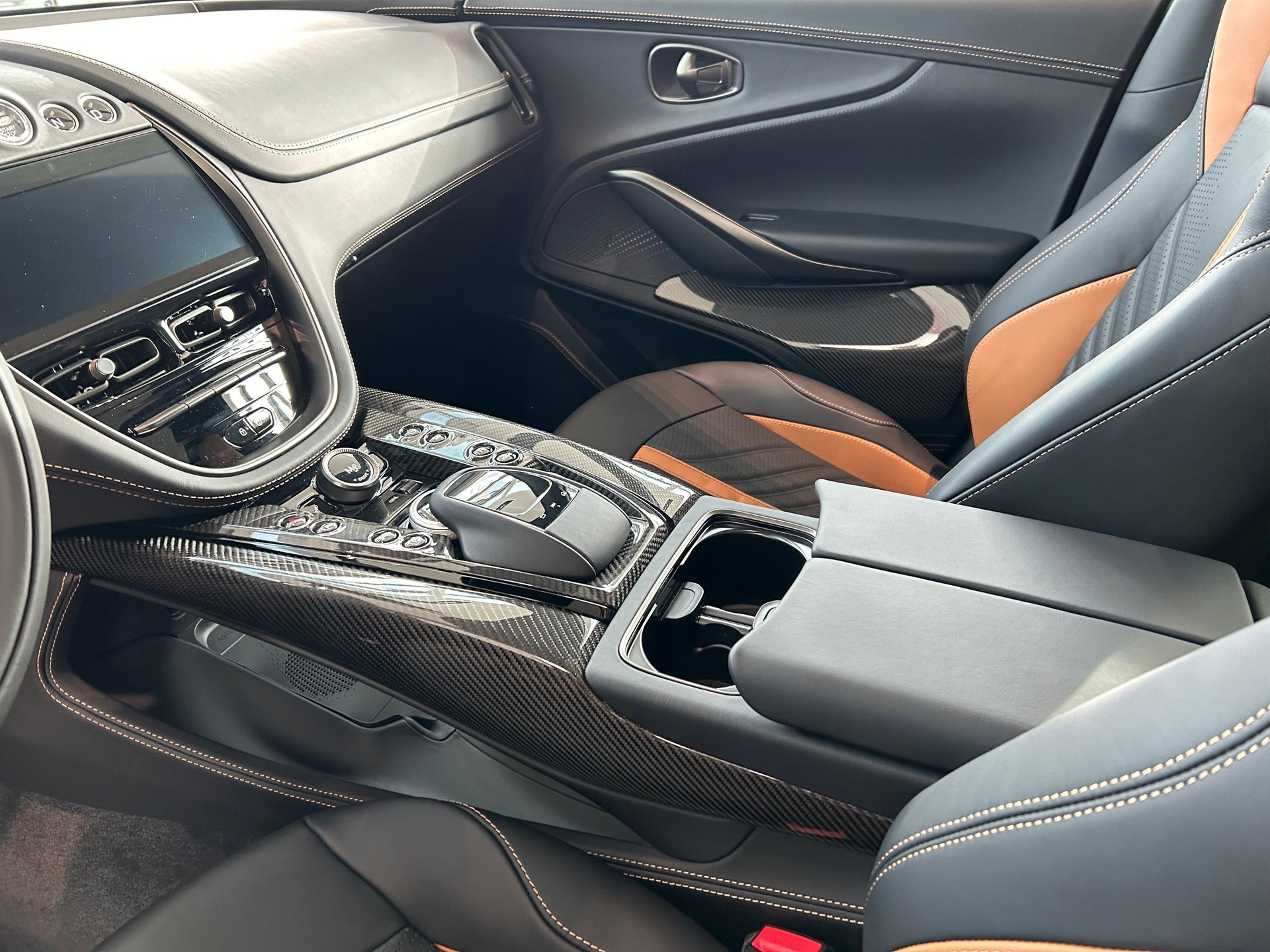 ASTON MARTIN DBX 707 4.0 V8 Bi-Turbo-image-17
