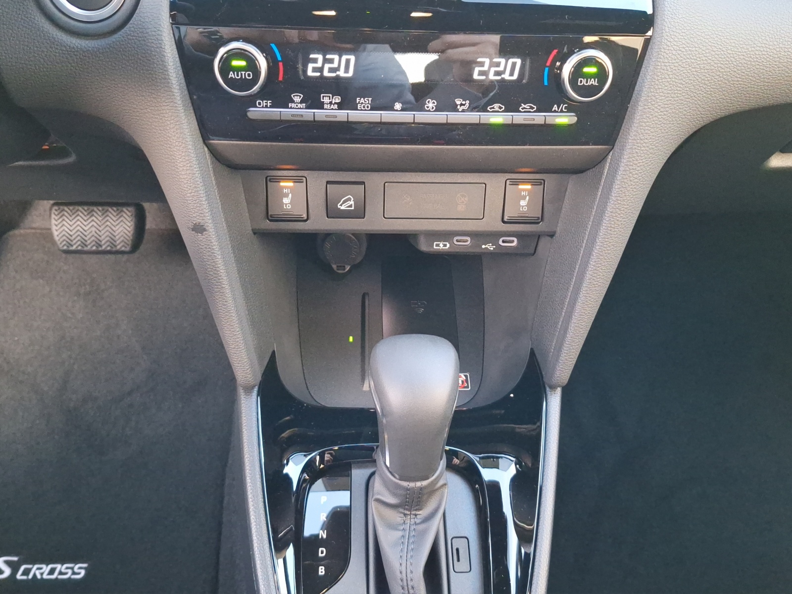 TOYOTA Yaris Cross 1.5 VVT-i HSD Premium AWD-i-image-12