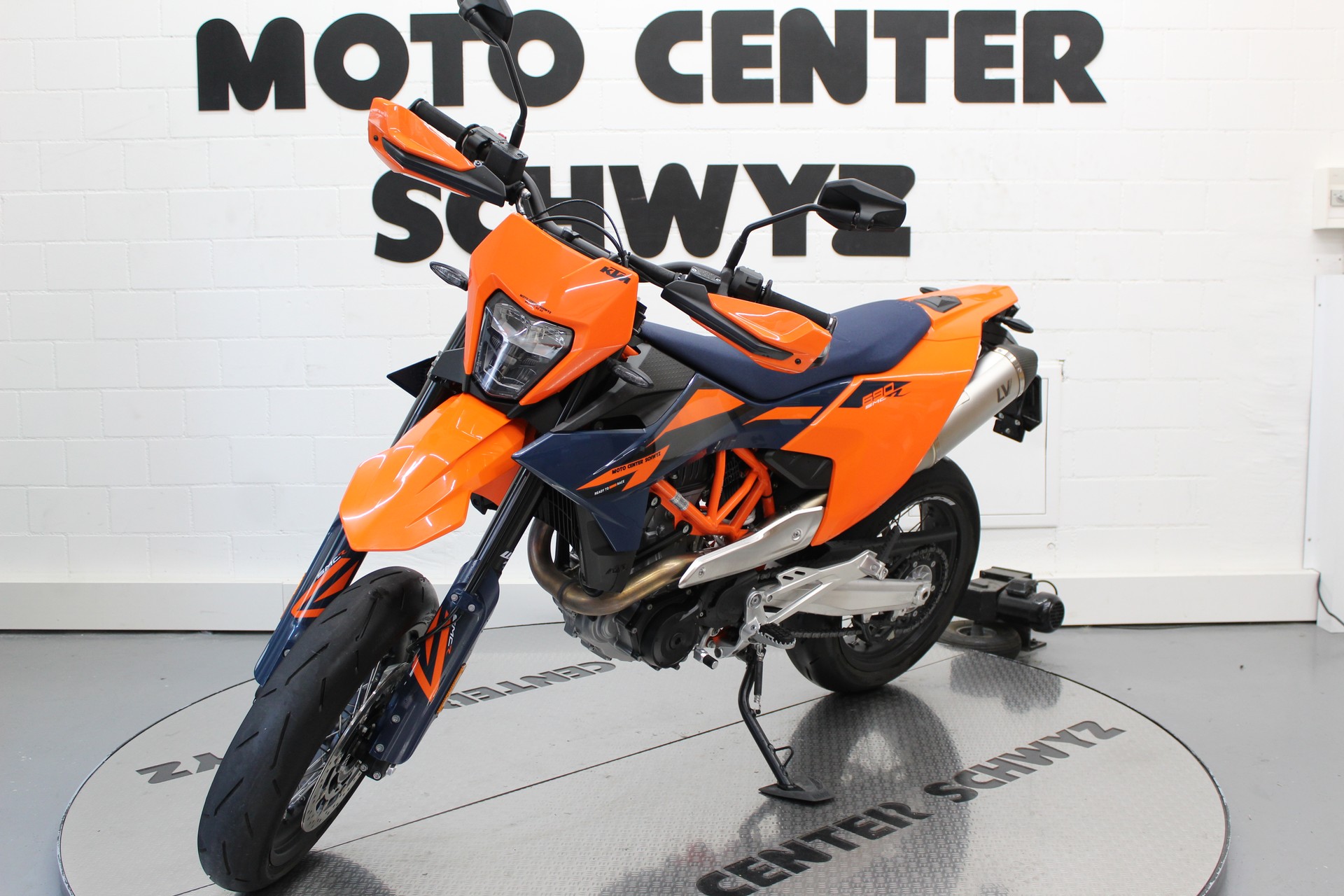 KTM 690 SMC R-showroom-element-3