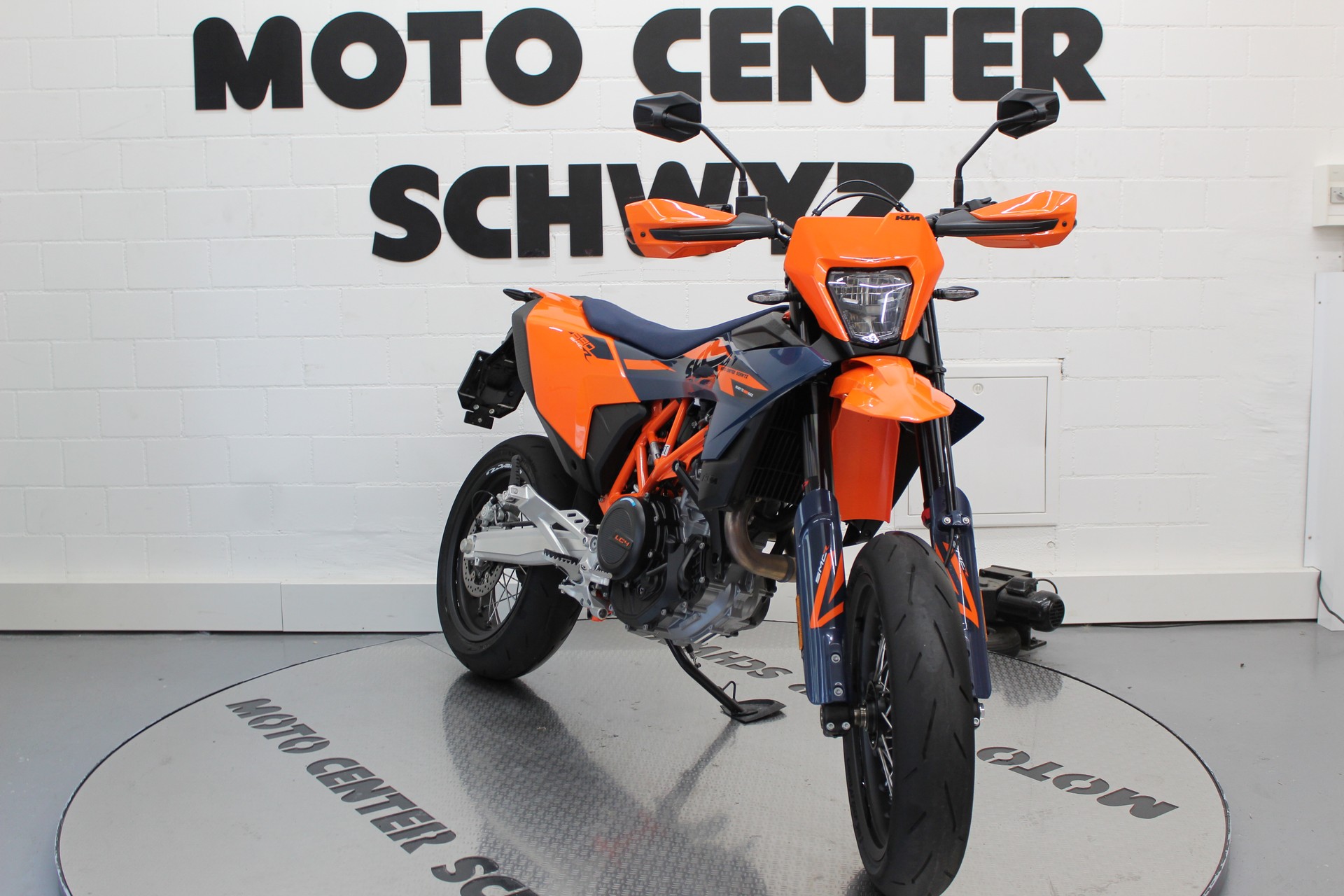 KTM 690 SMC R-showroom-element-2