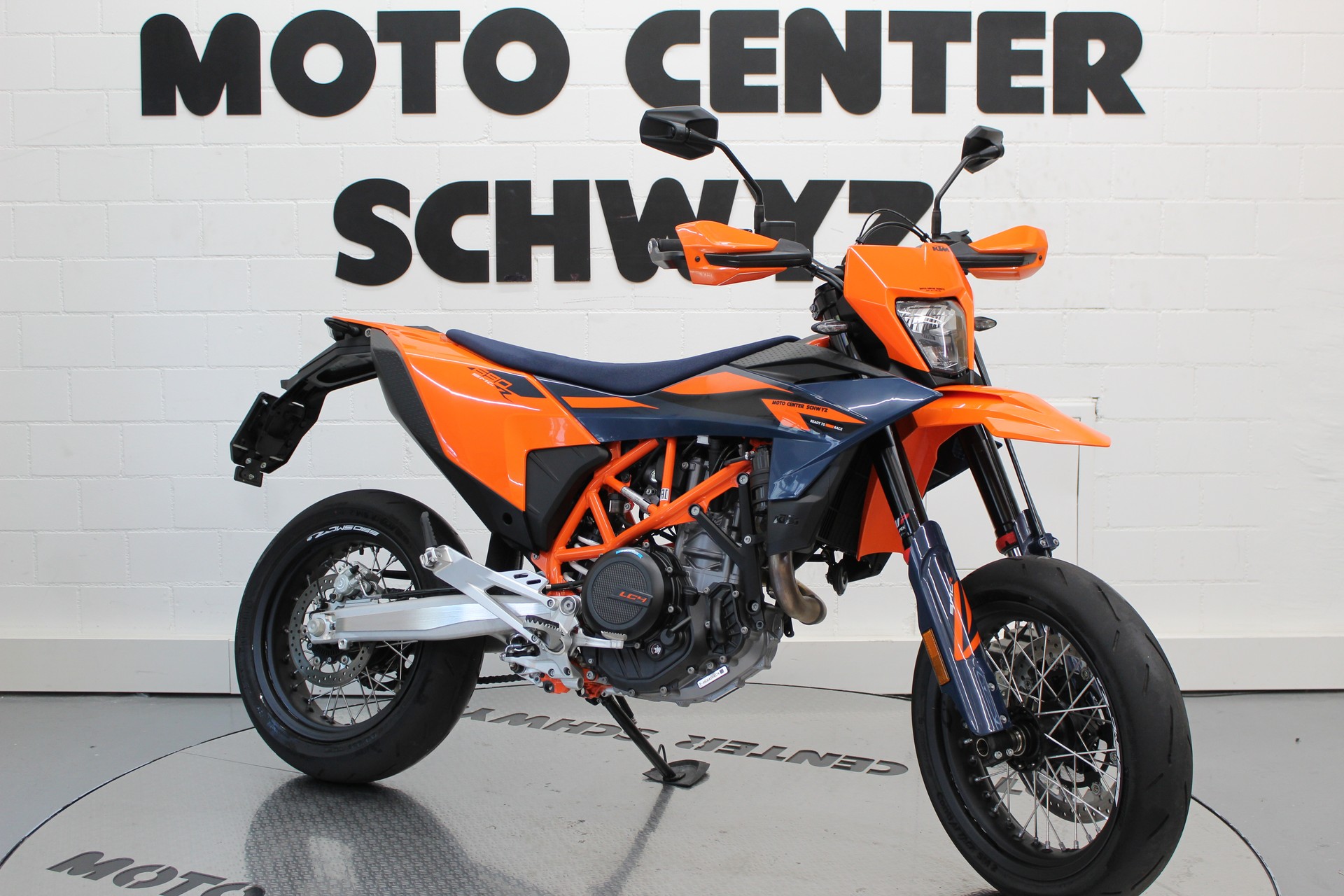 KTM 690 SMC R-showroom-element-1