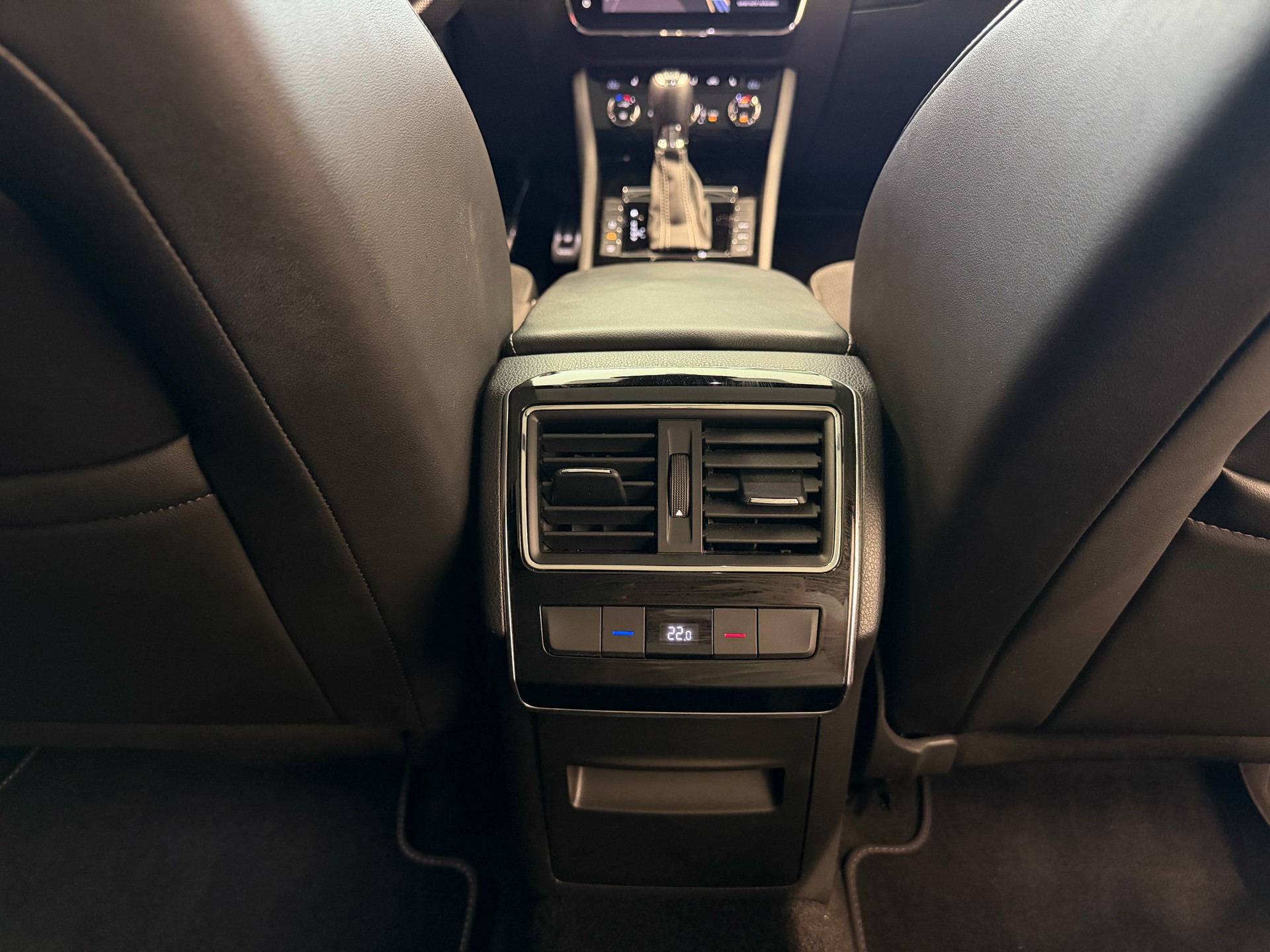 SKODA Superb Combi 2.0 TSI SportLine+ DSG 4x4-image-31