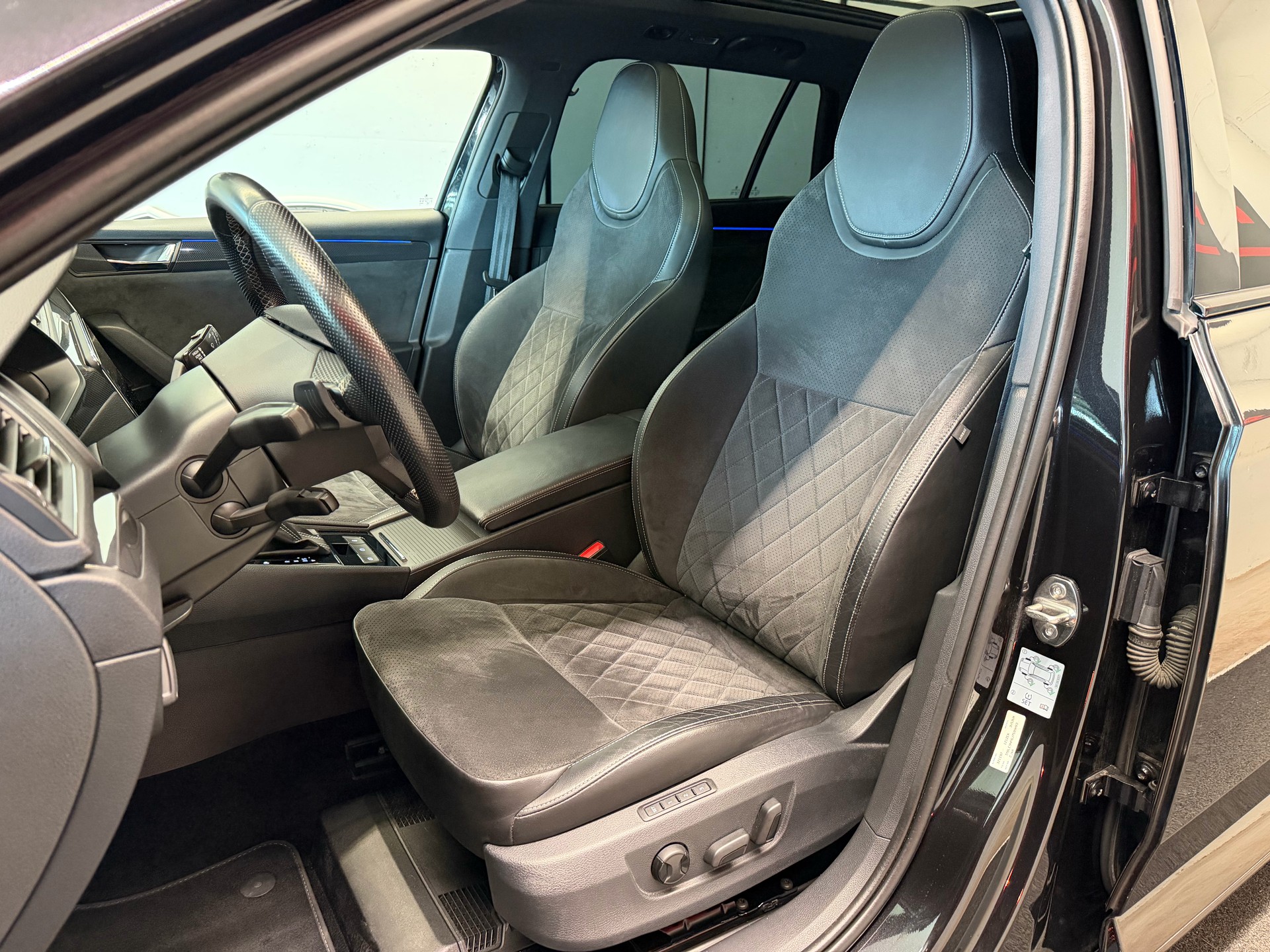 SKODA Superb Combi 2.0 TSI SportLine+ DSG 4x4-image-14