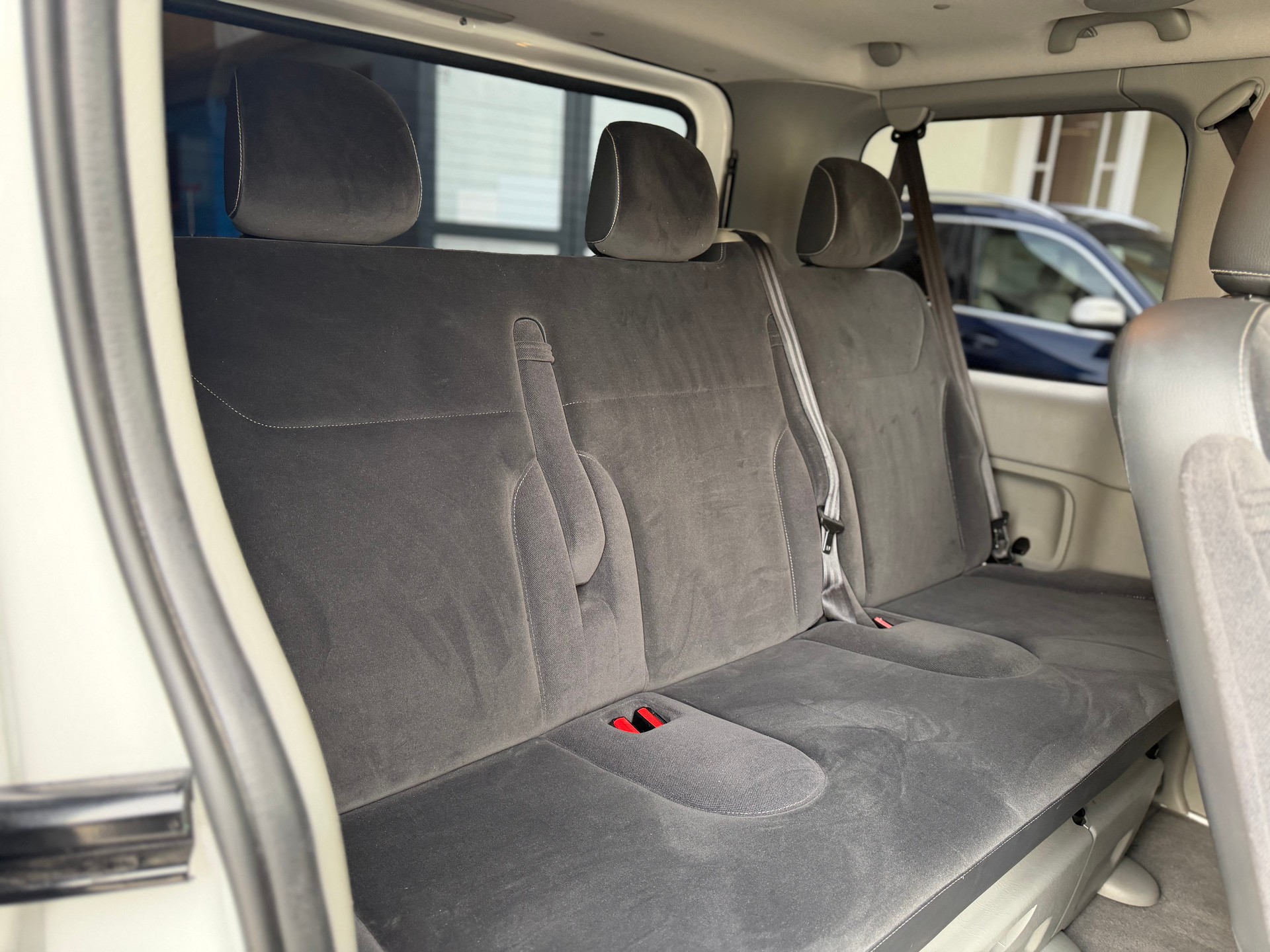 RENAULT Trafic 2.0 dCi Eco Passenger Swiss Edition A-image-7