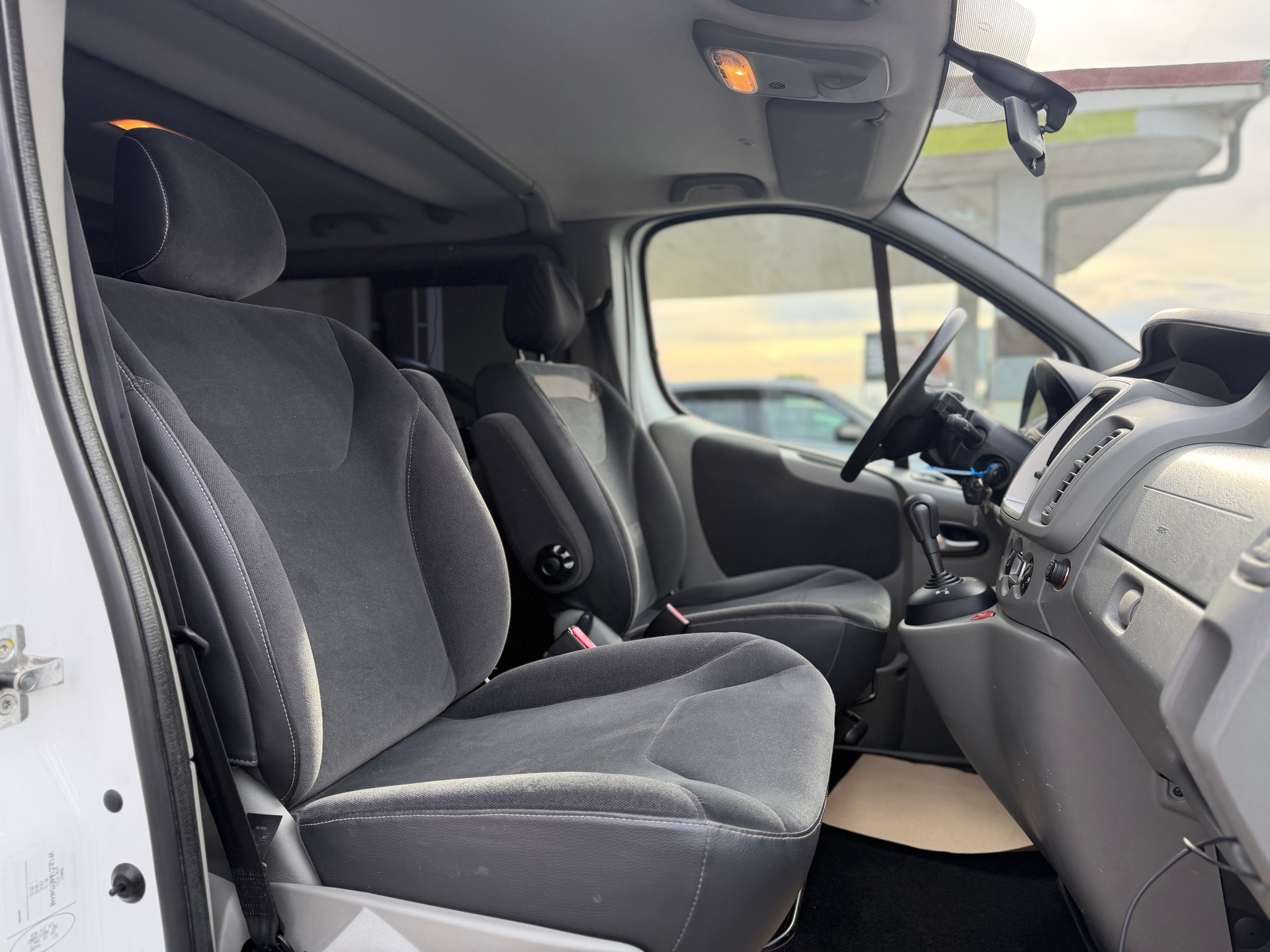 RENAULT Trafic 2.0 dCi Eco Passenger Swiss Edition A-image-10