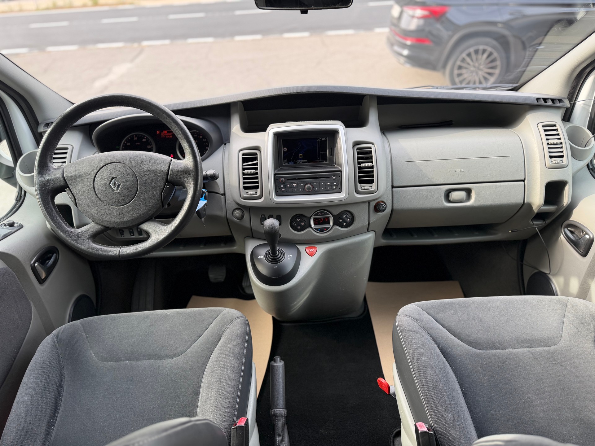 RENAULT Trafic 2.0 dCi Eco Passenger Swiss Edition A-image-9