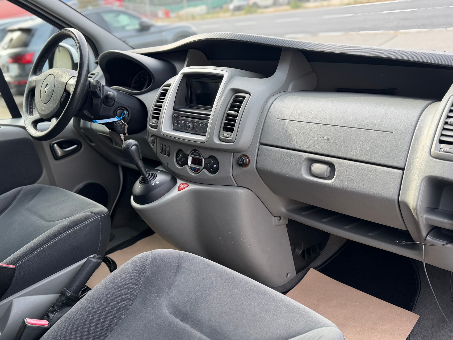 RENAULT Trafic 2.0 dCi Eco Passenger Swiss Edition A-image-11