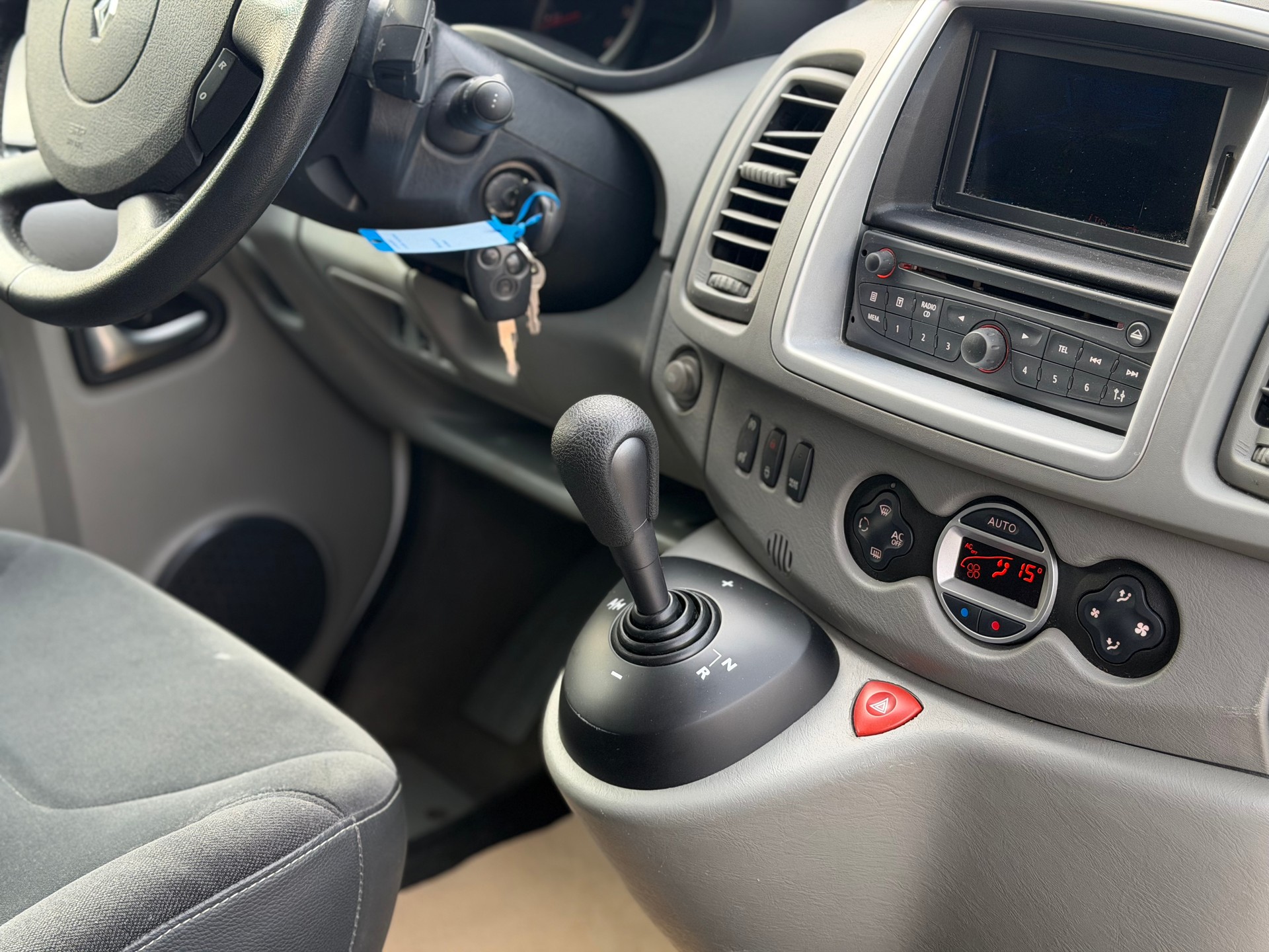 RENAULT Trafic 2.0 dCi Eco Passenger Swiss Edition A-image-13