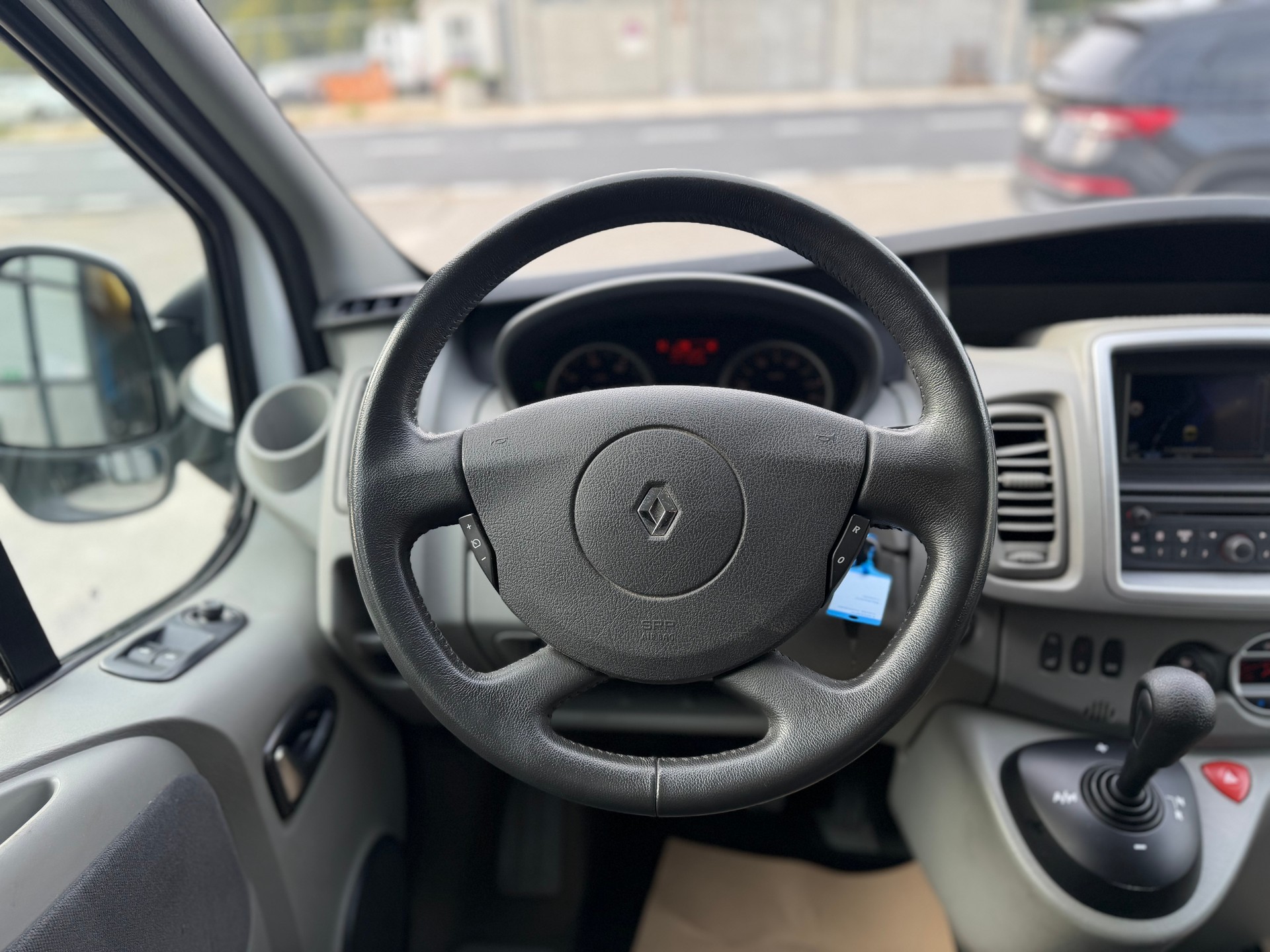 RENAULT Trafic 2.0 dCi Eco Passenger Swiss Edition A-image-12