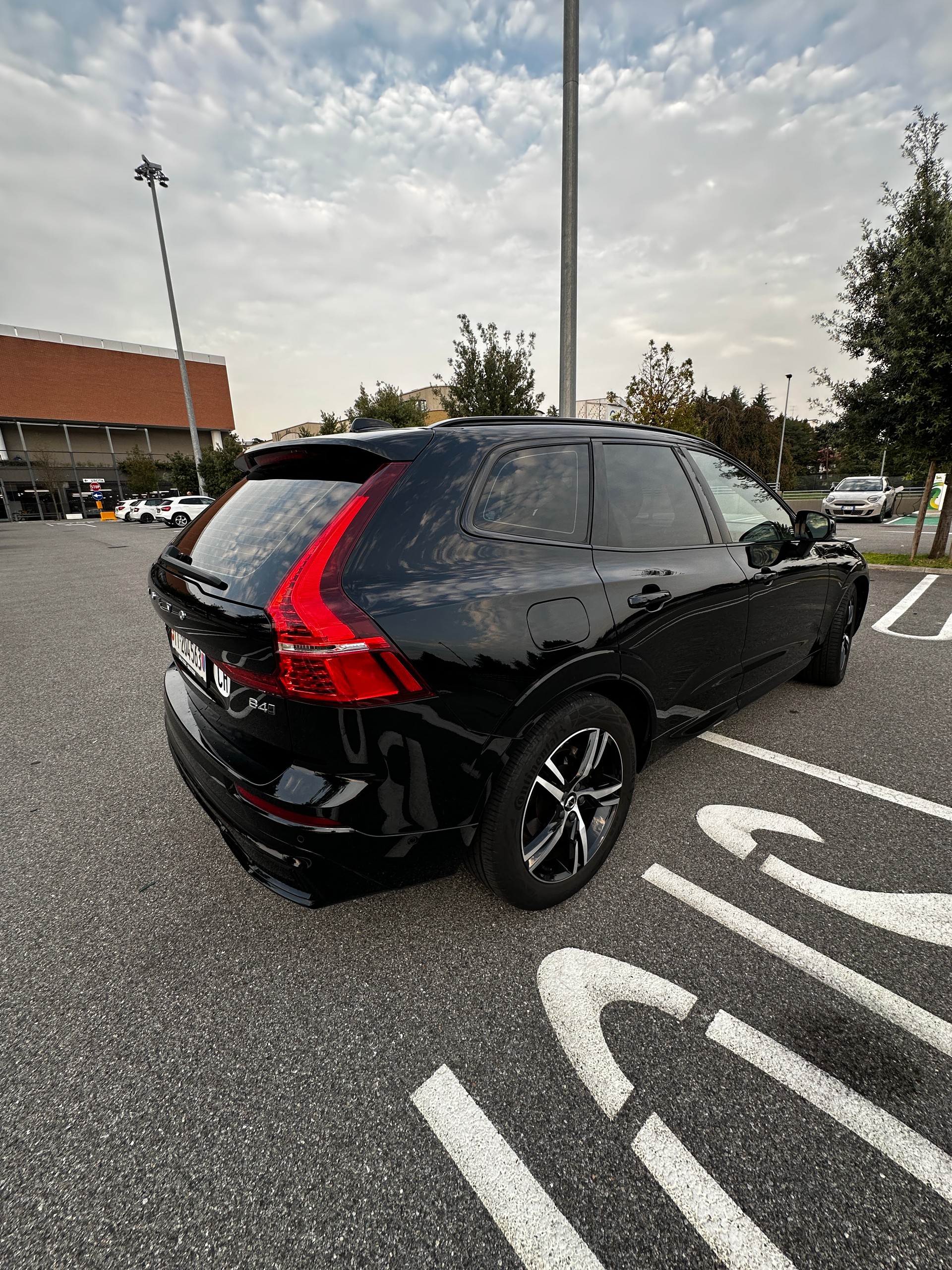 VOLVO 2.0 B4 MH R-Design AWD-image-2