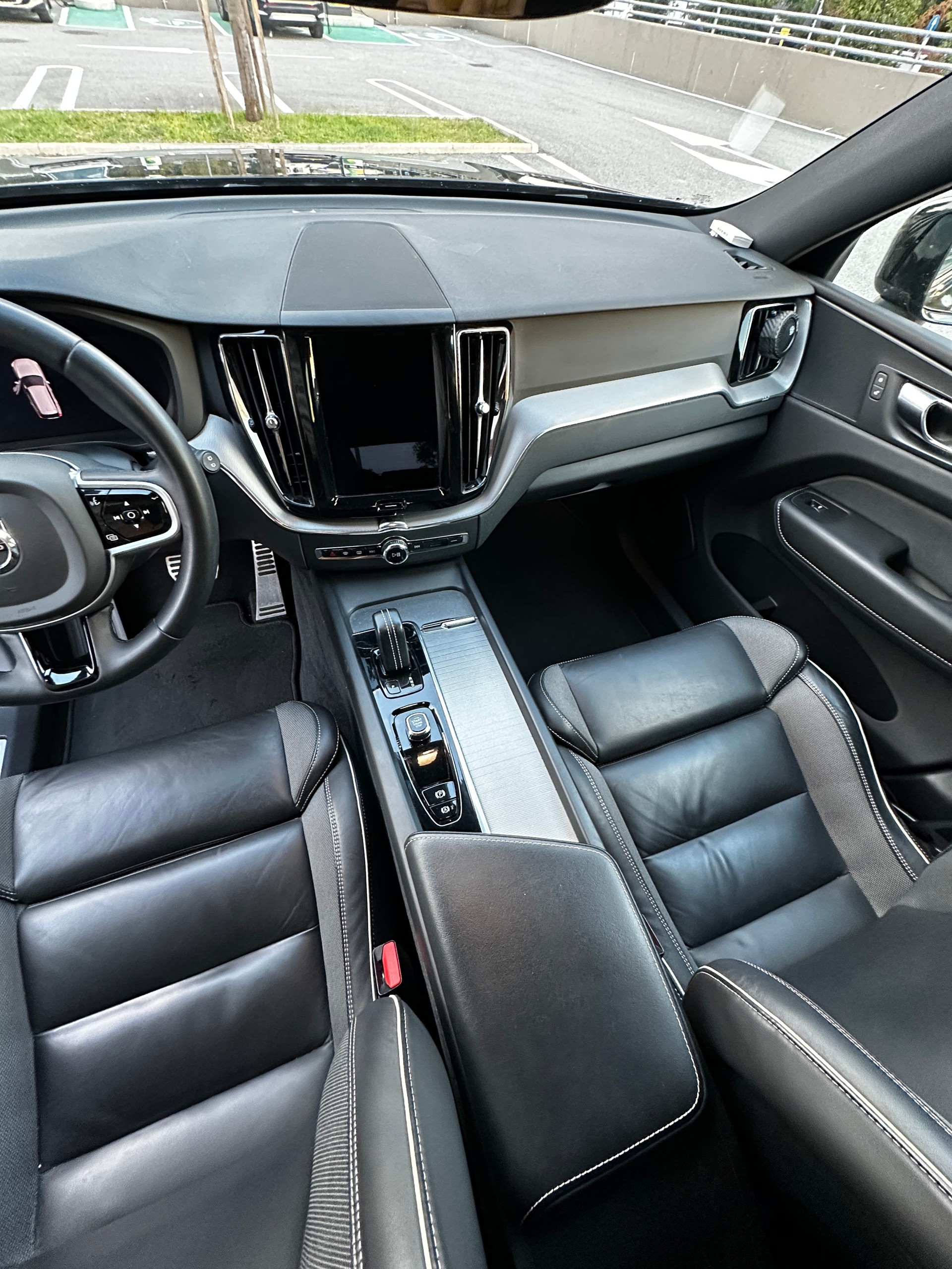 VOLVO 2.0 B4 MH R-Design AWD-image-3