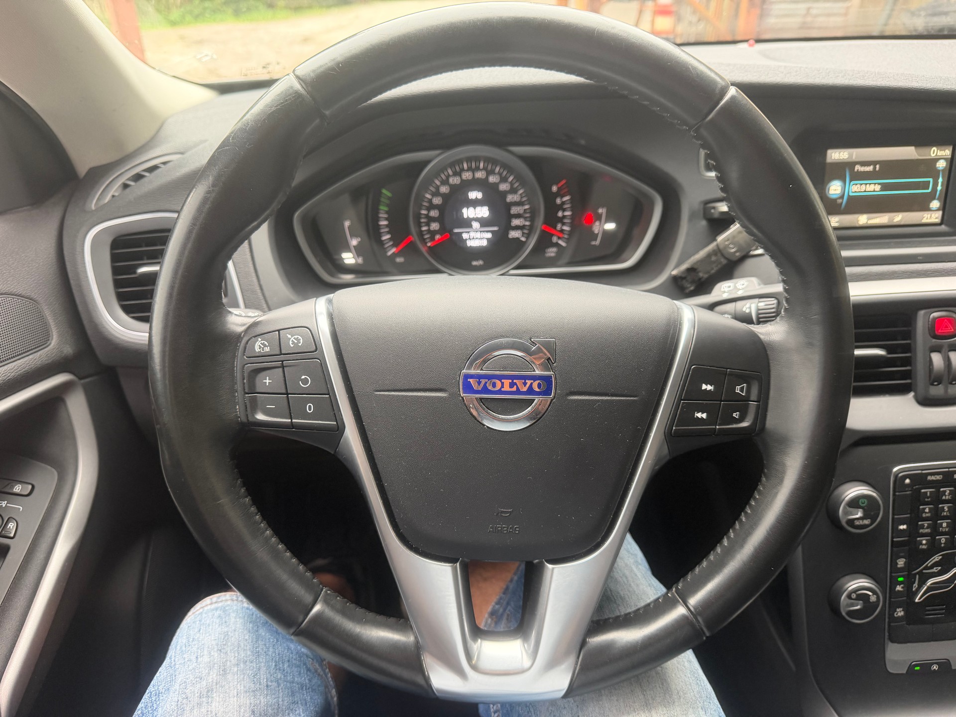 VOLVO V40 Cross Country T3 Momentum-image-10