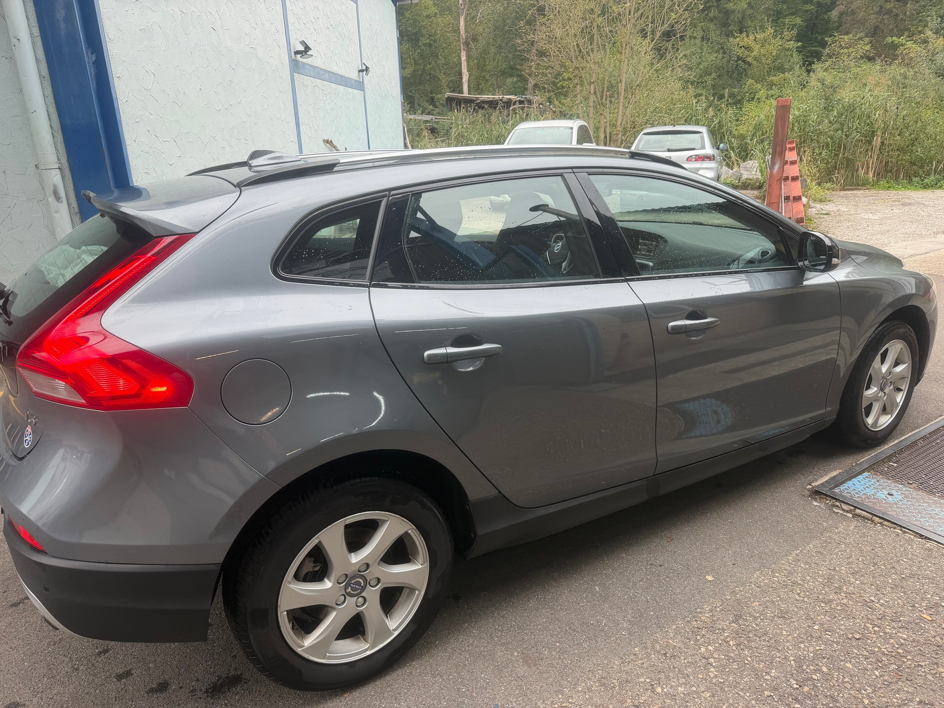 VOLVO V40 Cross Country T3 Momentum-image-2