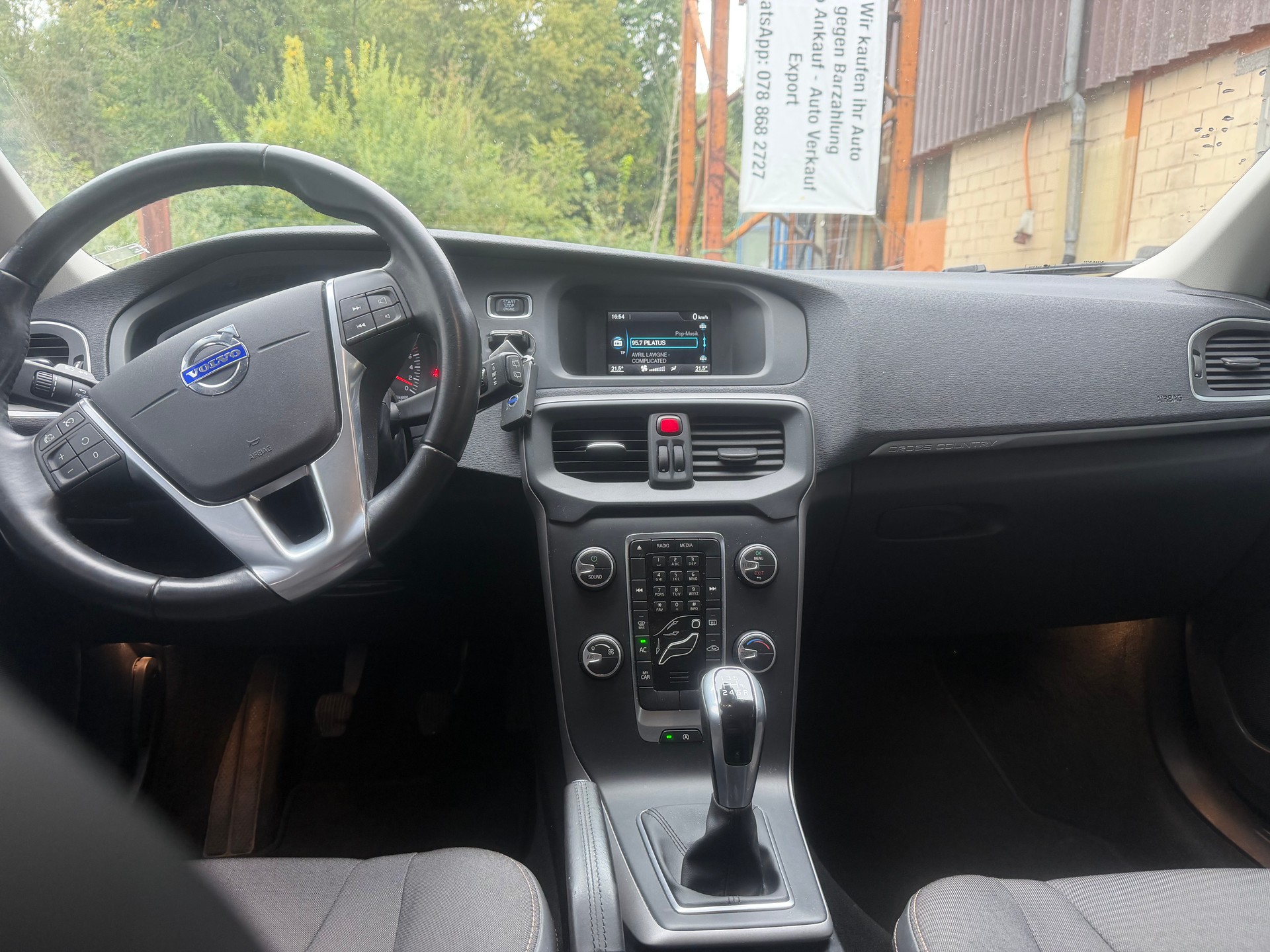 VOLVO V40 Cross Country T3 Momentum-image-1