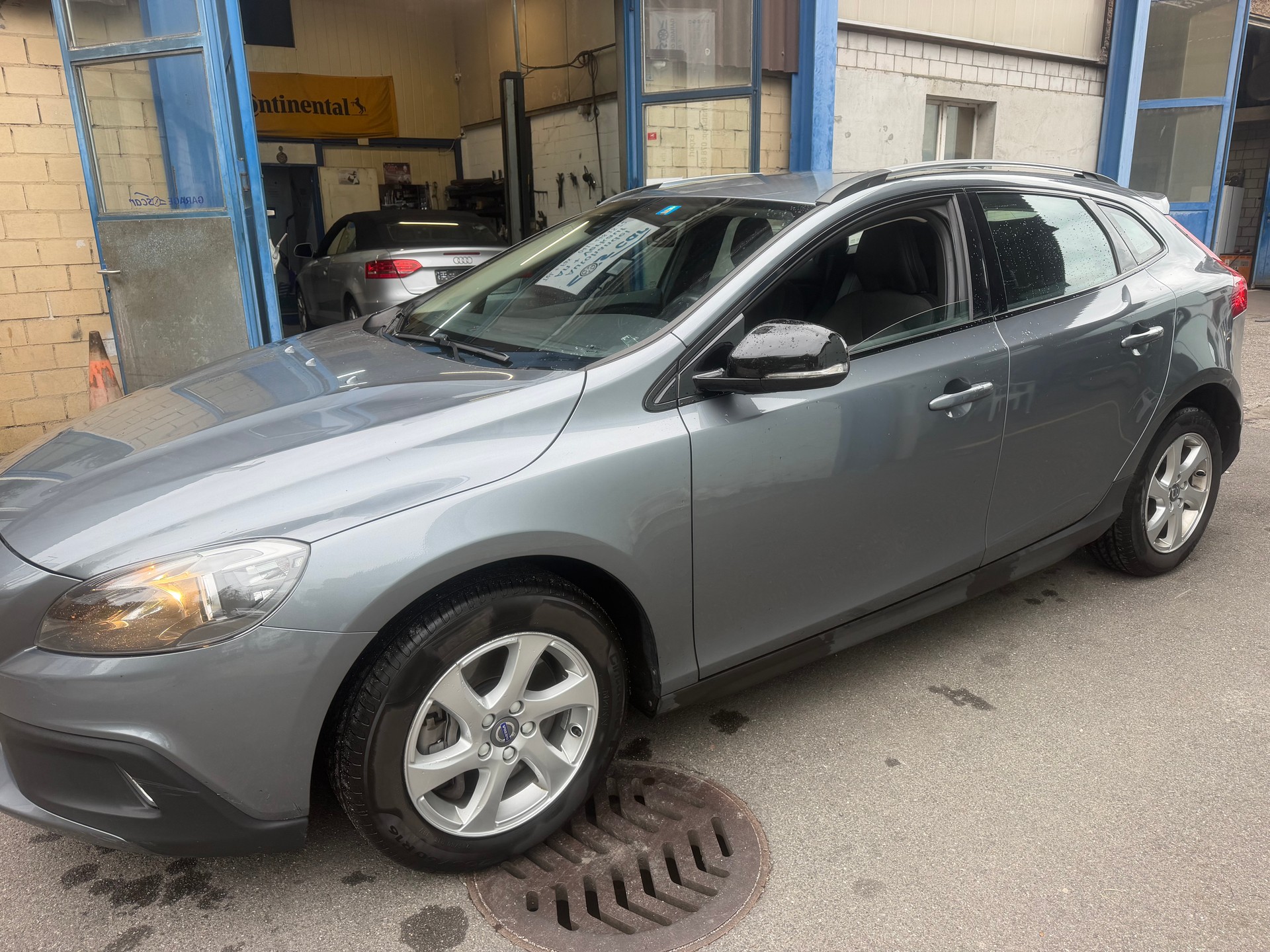 VOLVO V40 Cross Country T3 Momentum-image-0