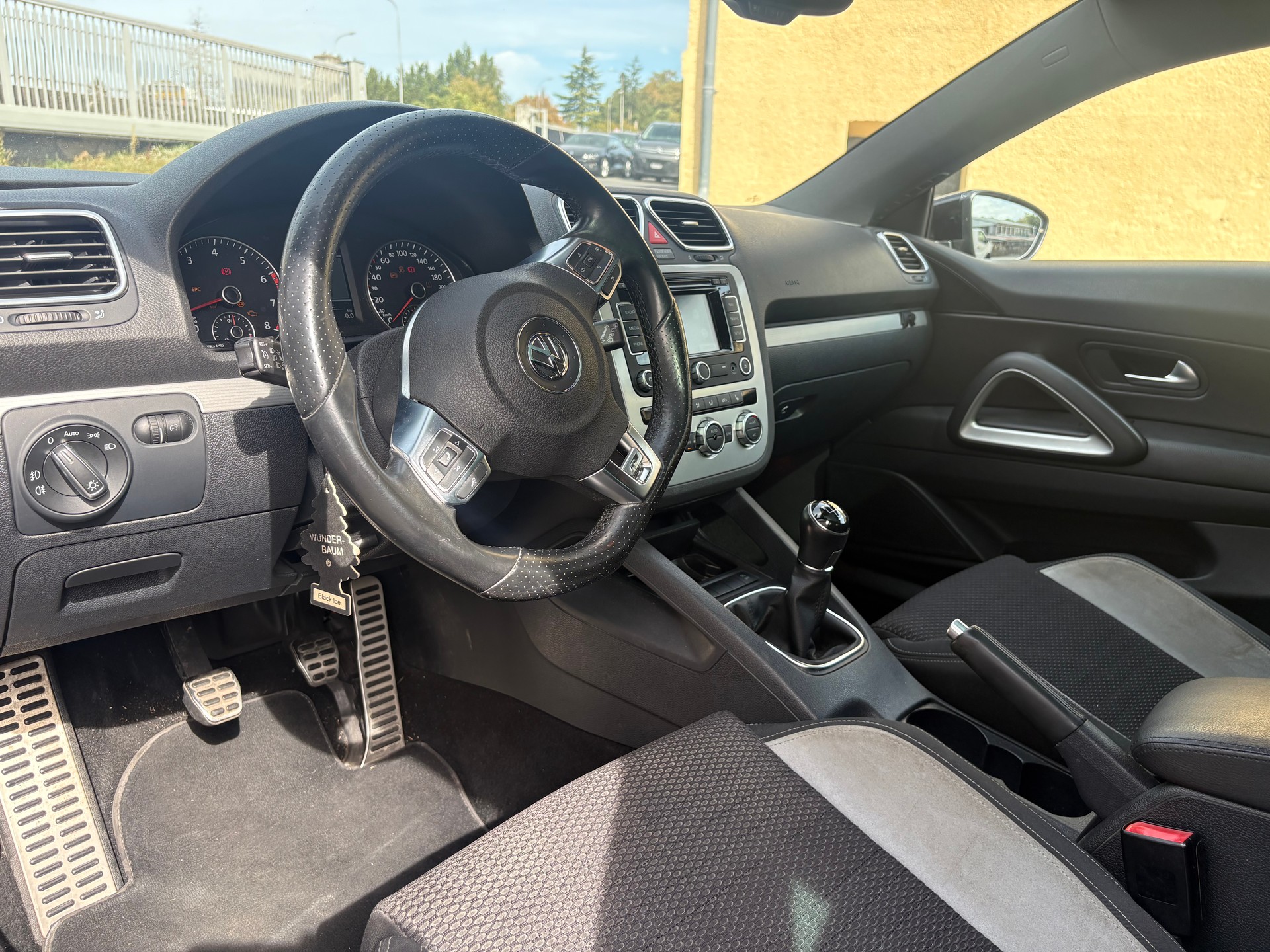 VW Scirocco 1.4 TSI BMT R-Line Design-image-8